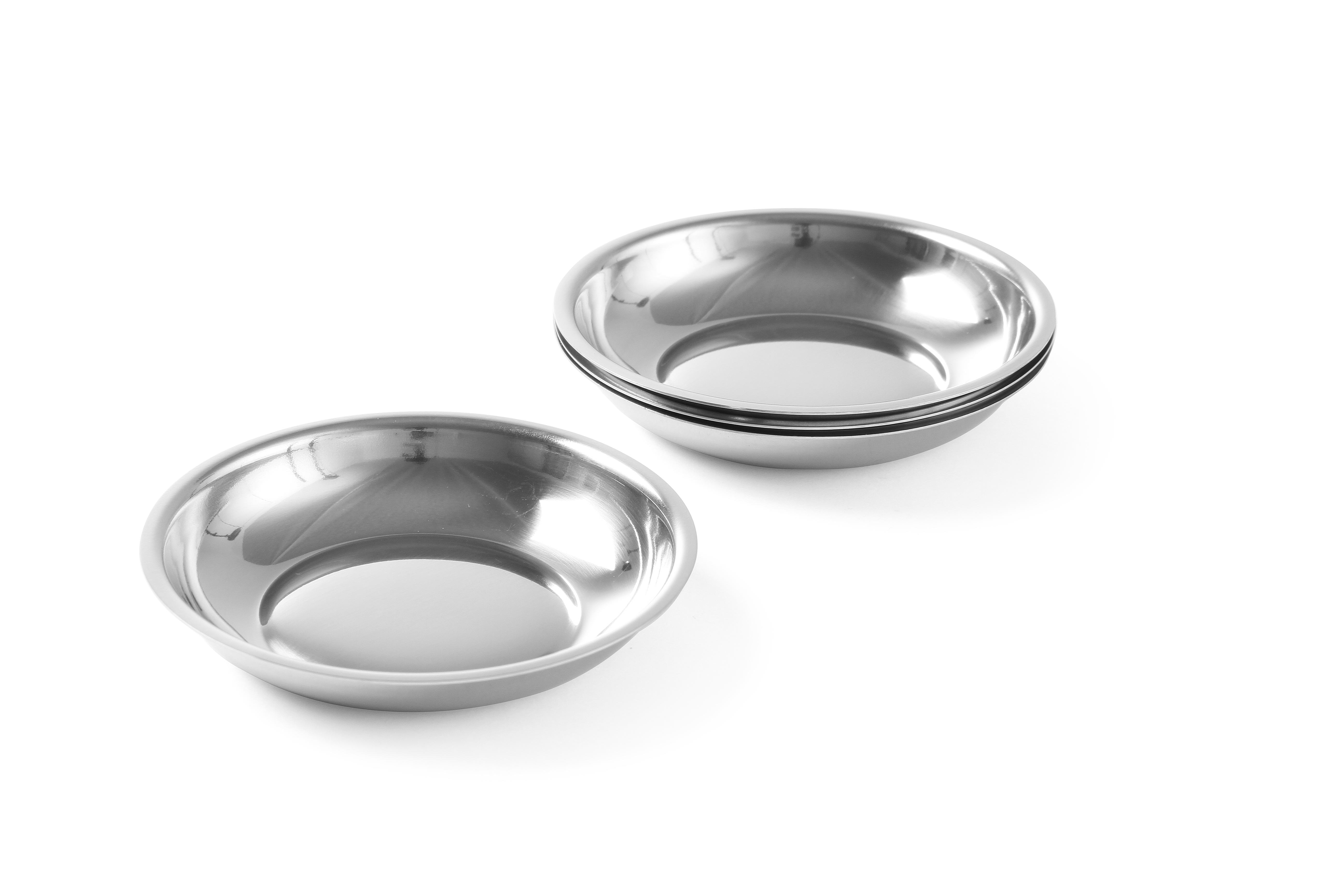 Due pirofile in acciaio inox su una superficie bianca.