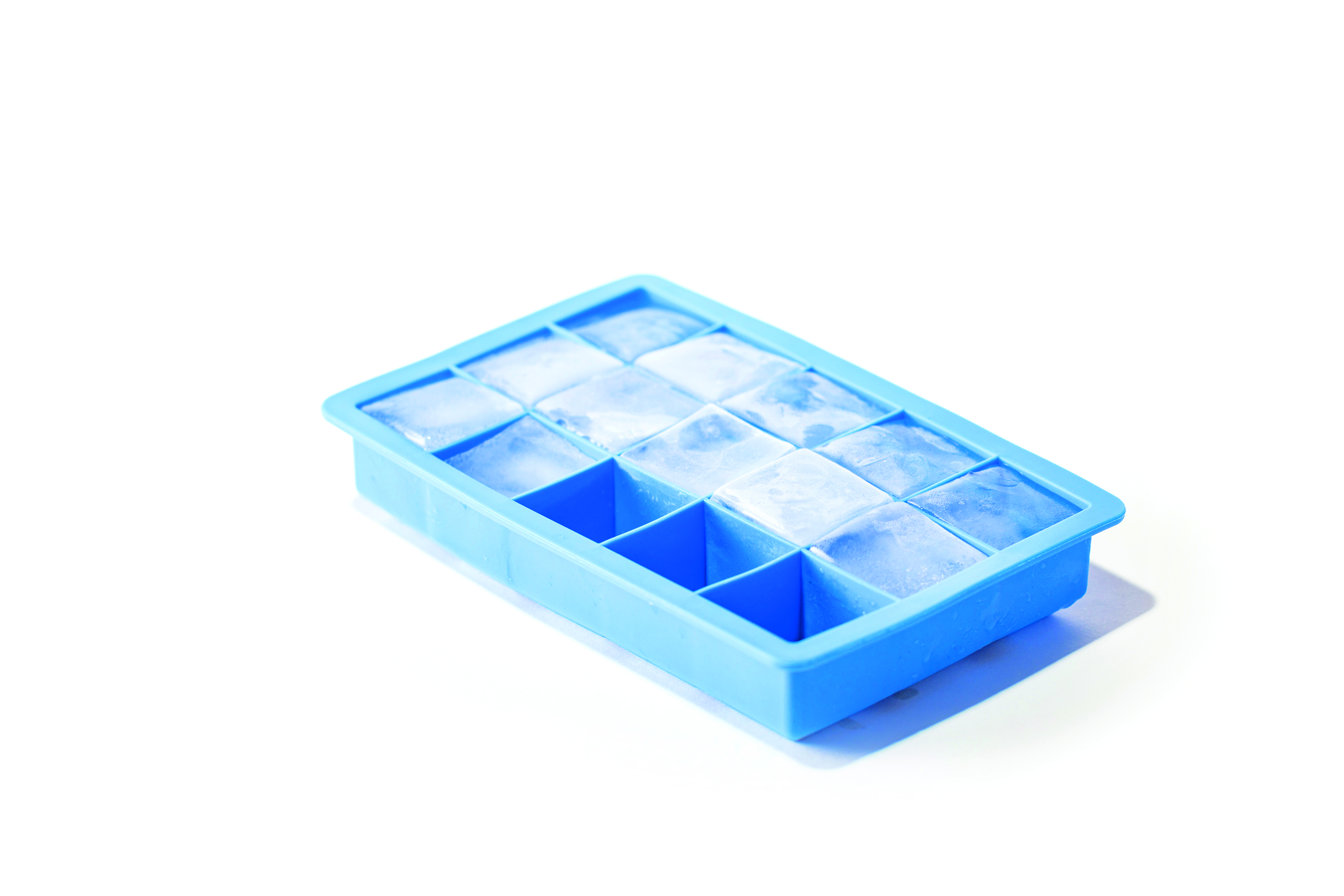 Vassoio blu per cubetti di ghiaccio con cubetti. Sfondo bianco. Cubetti parzialmente pieni.