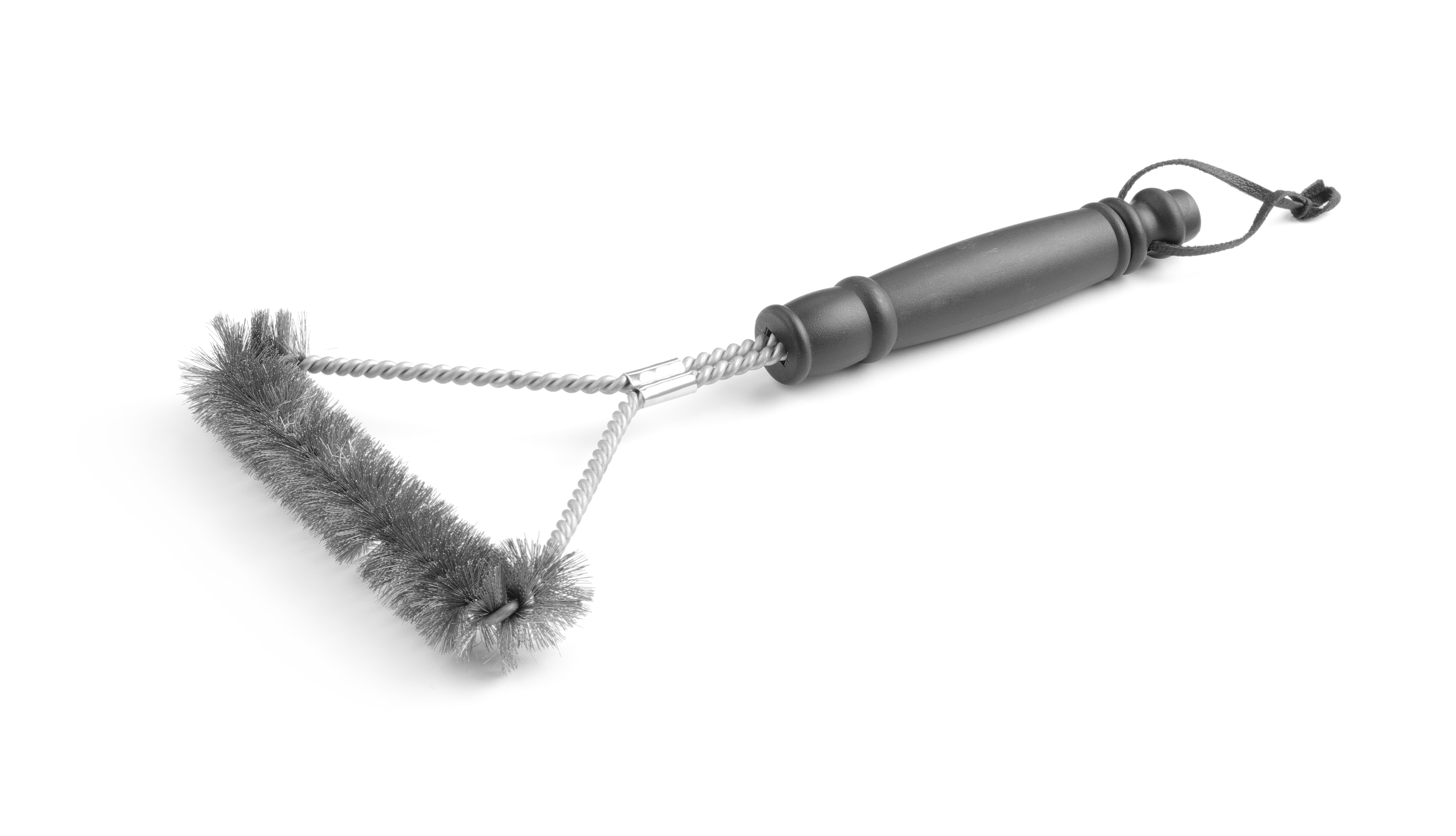 Una spazzola per griglia con setole metalliche e manico nero. Sfondo bianco.