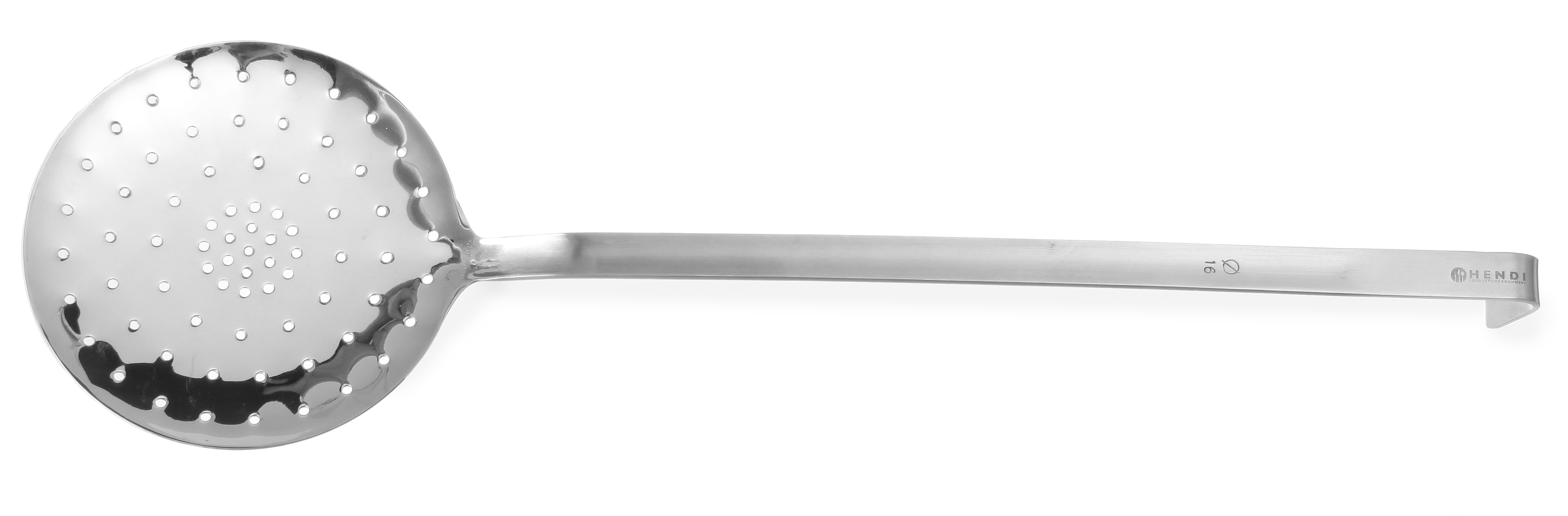 Un cucchiaio scanalato in acciaio inossidabile, rotondo con molti fori, manico lungo, su bianco.