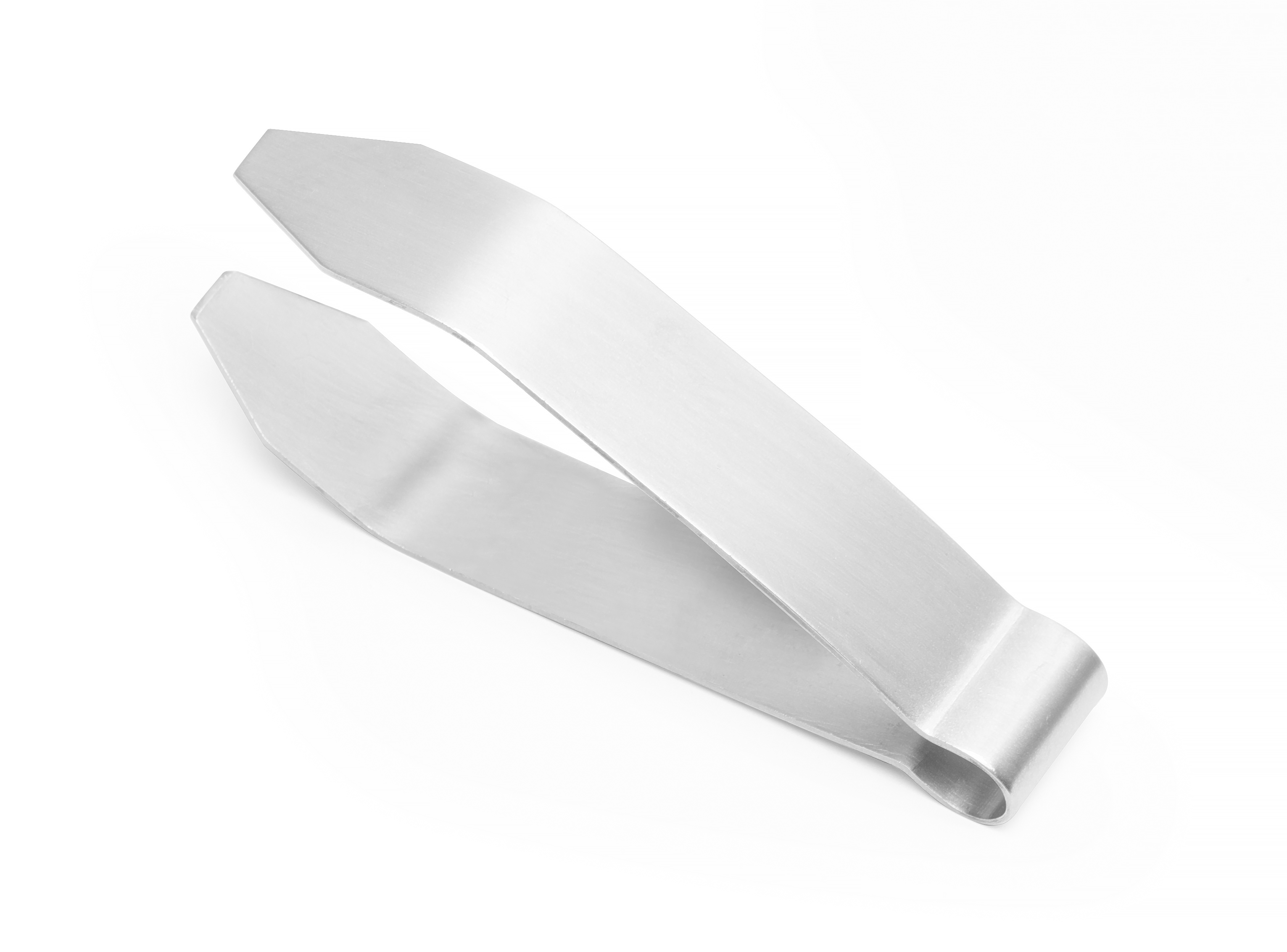 Pinze in metallo isolate su bianco. Sono aperte, pronte per l'uso. Lo sfondo è bianco.