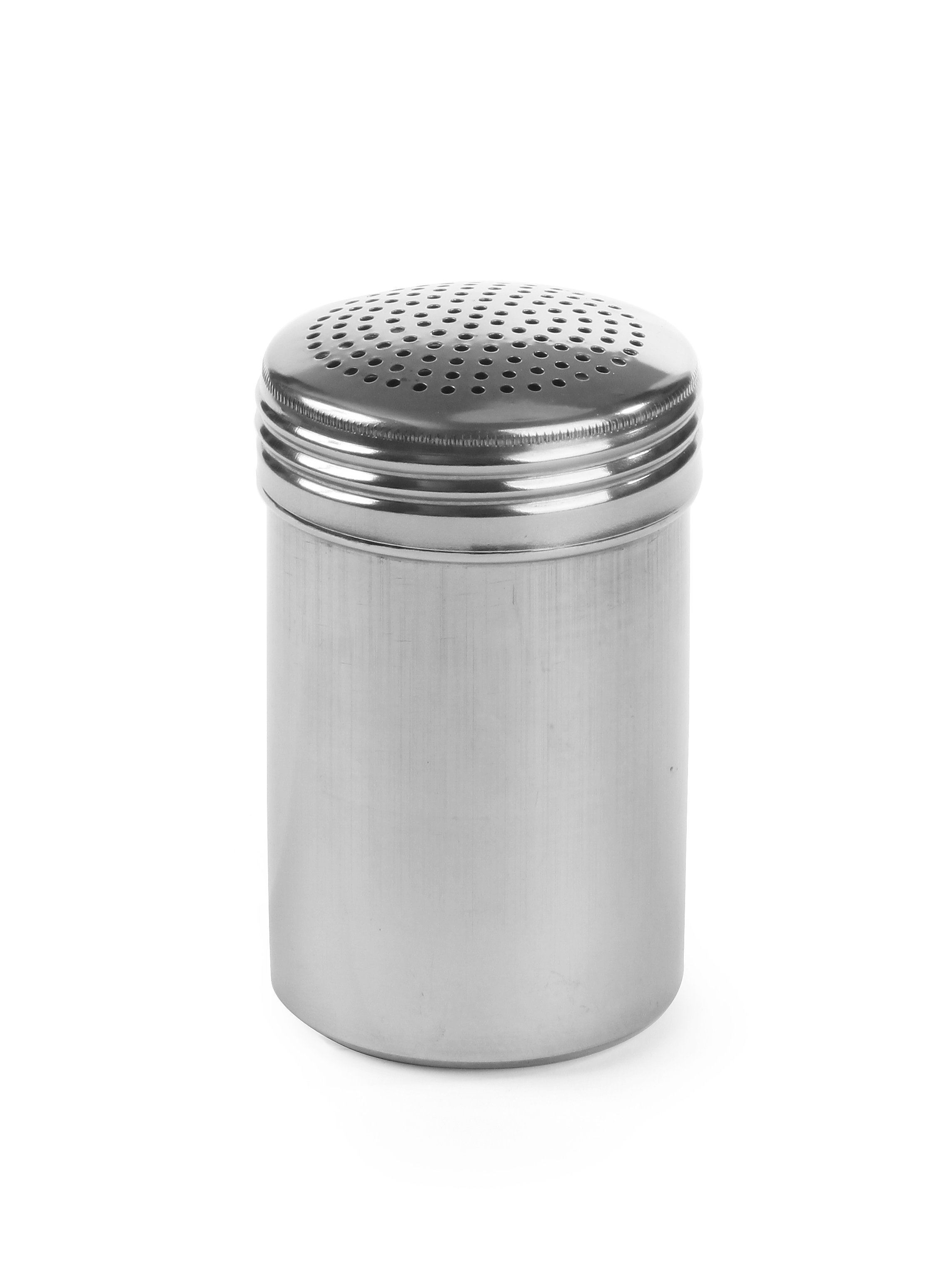Uno shaker in acciaio inossidabile con coperchio perforato. Sfondo bianco.