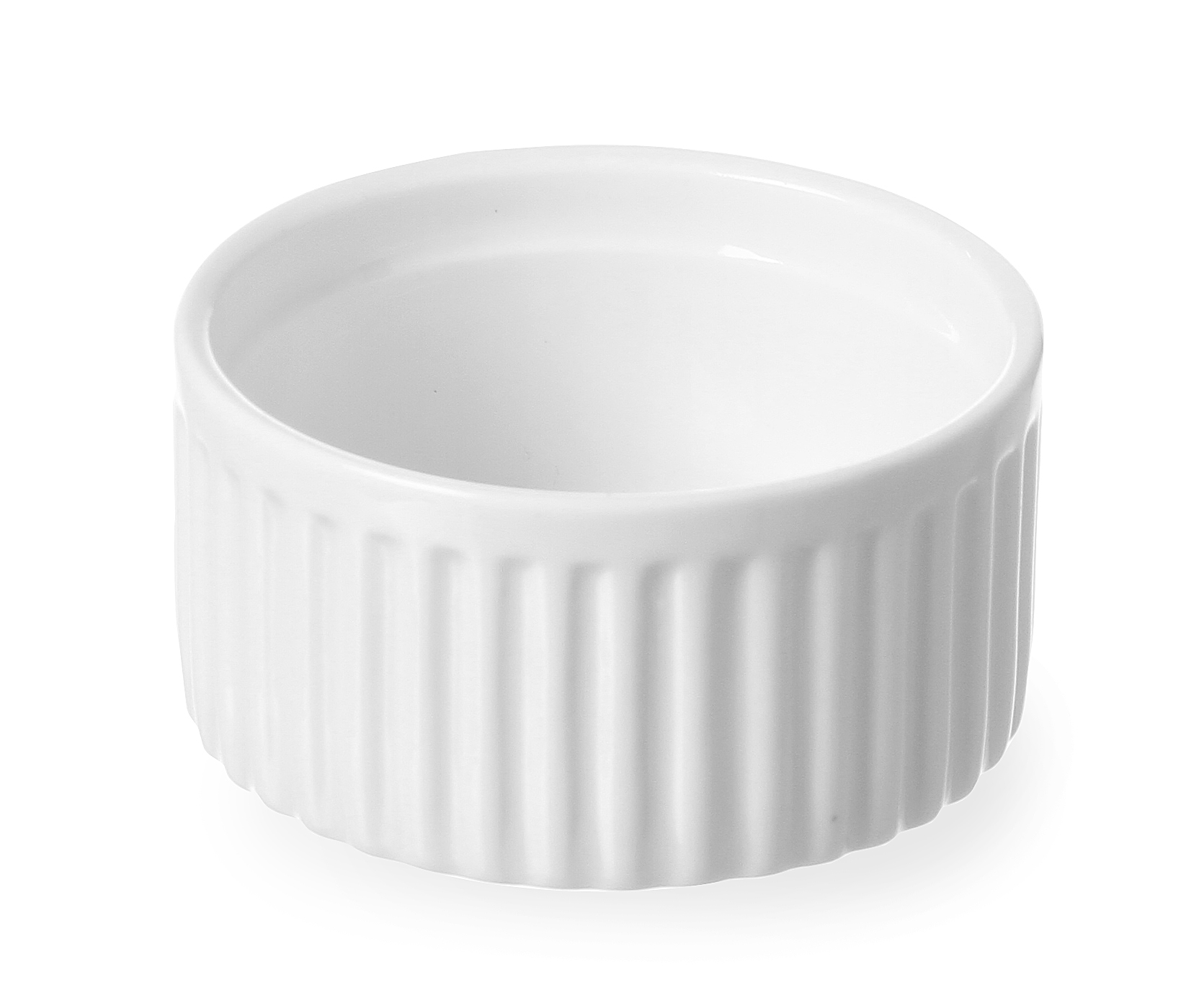 Ramekin in ceramica bianca scanalata. Forma cilindrica. Sfondo bianco.