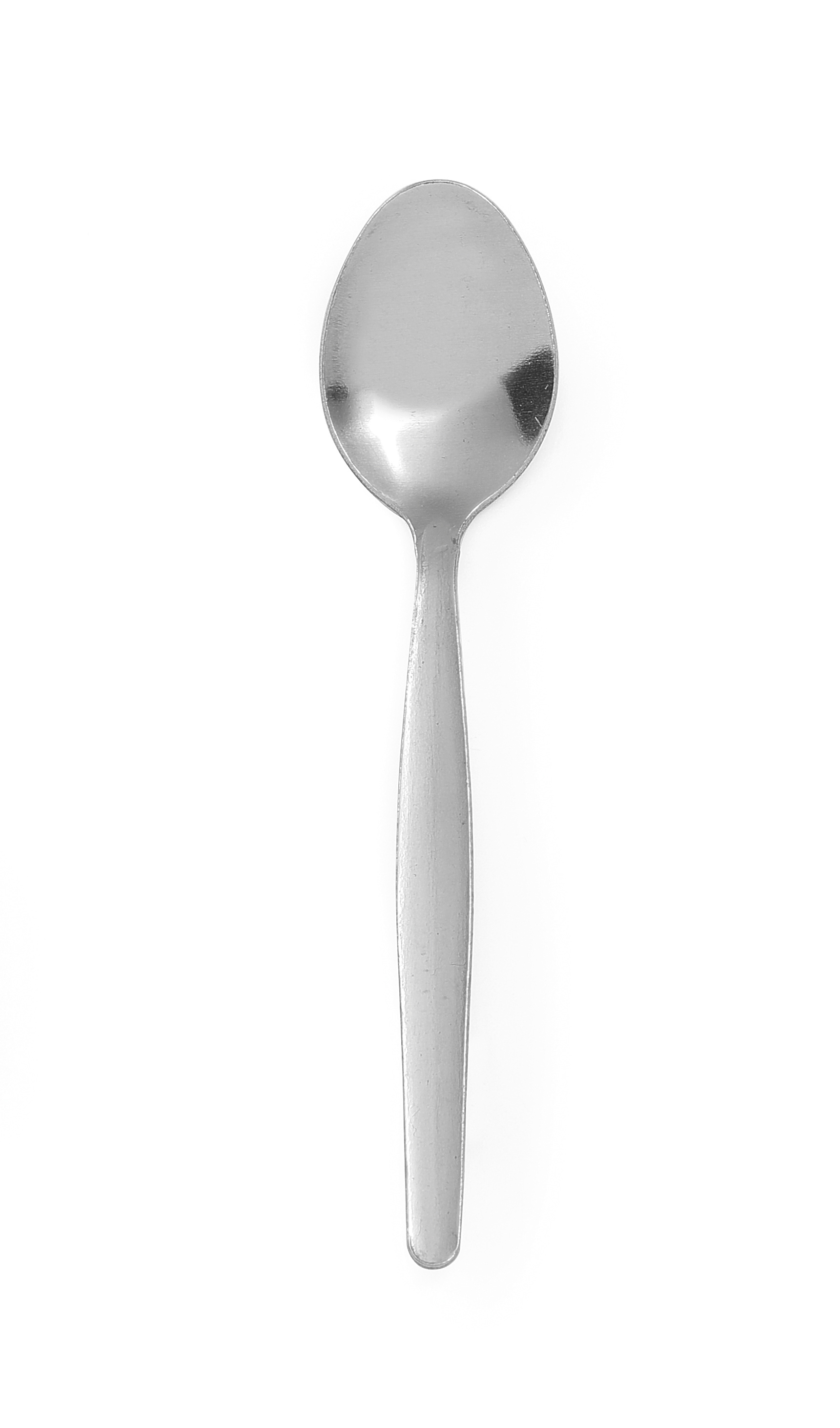 Cucchiaio d'argento su sfondo bianco. Ha un manico lungo e una coppa ovale.