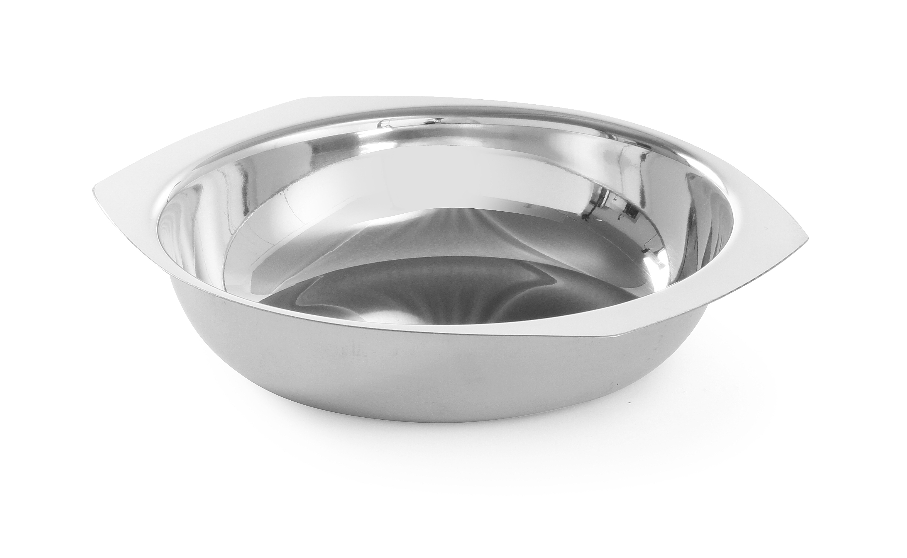 Un piatto ovale in acciaio inossidabile con sfondo bianco.