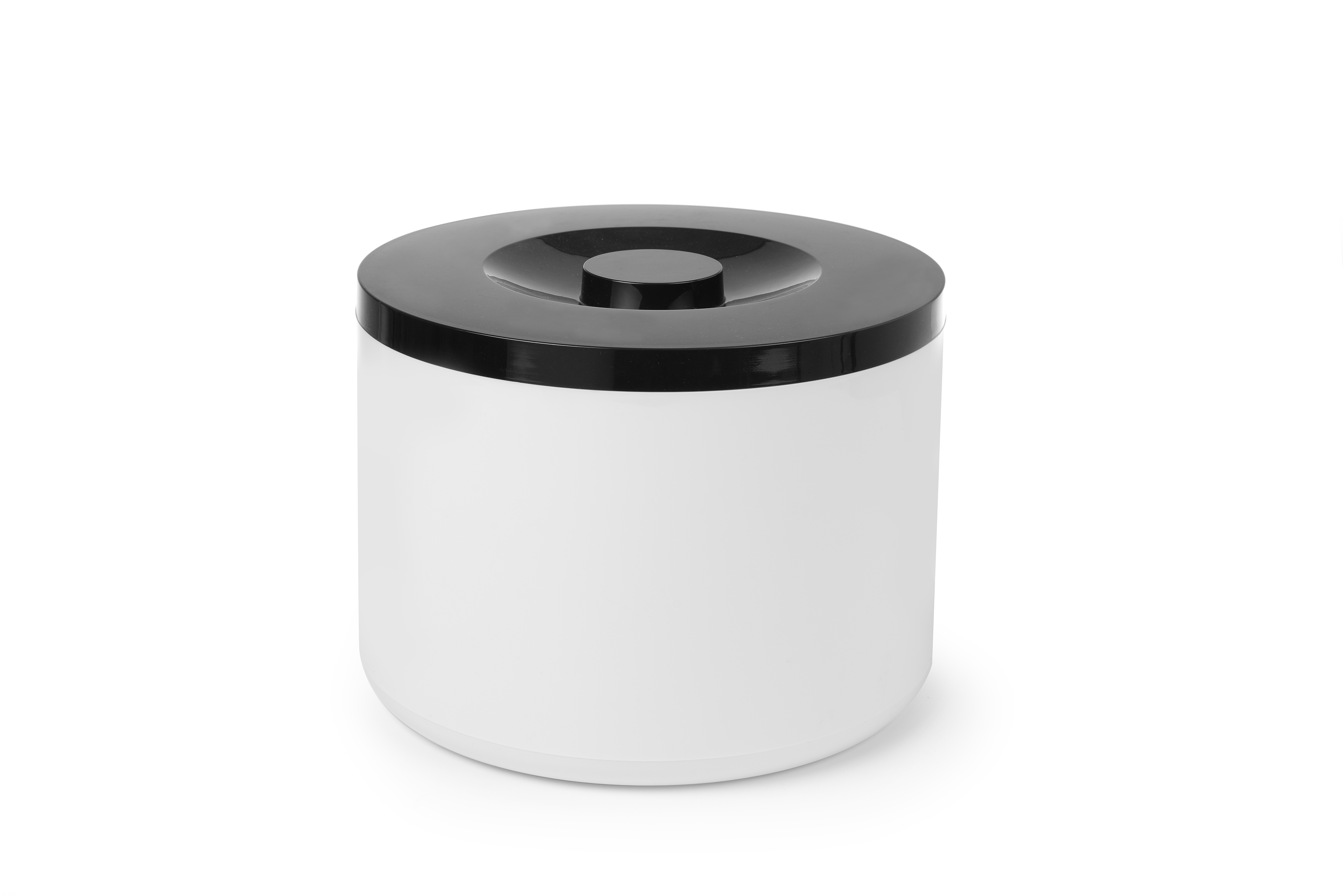 Contenitore bianco con coperchio nero. Forma cilindrica. Superficie bianca. Primo piano.