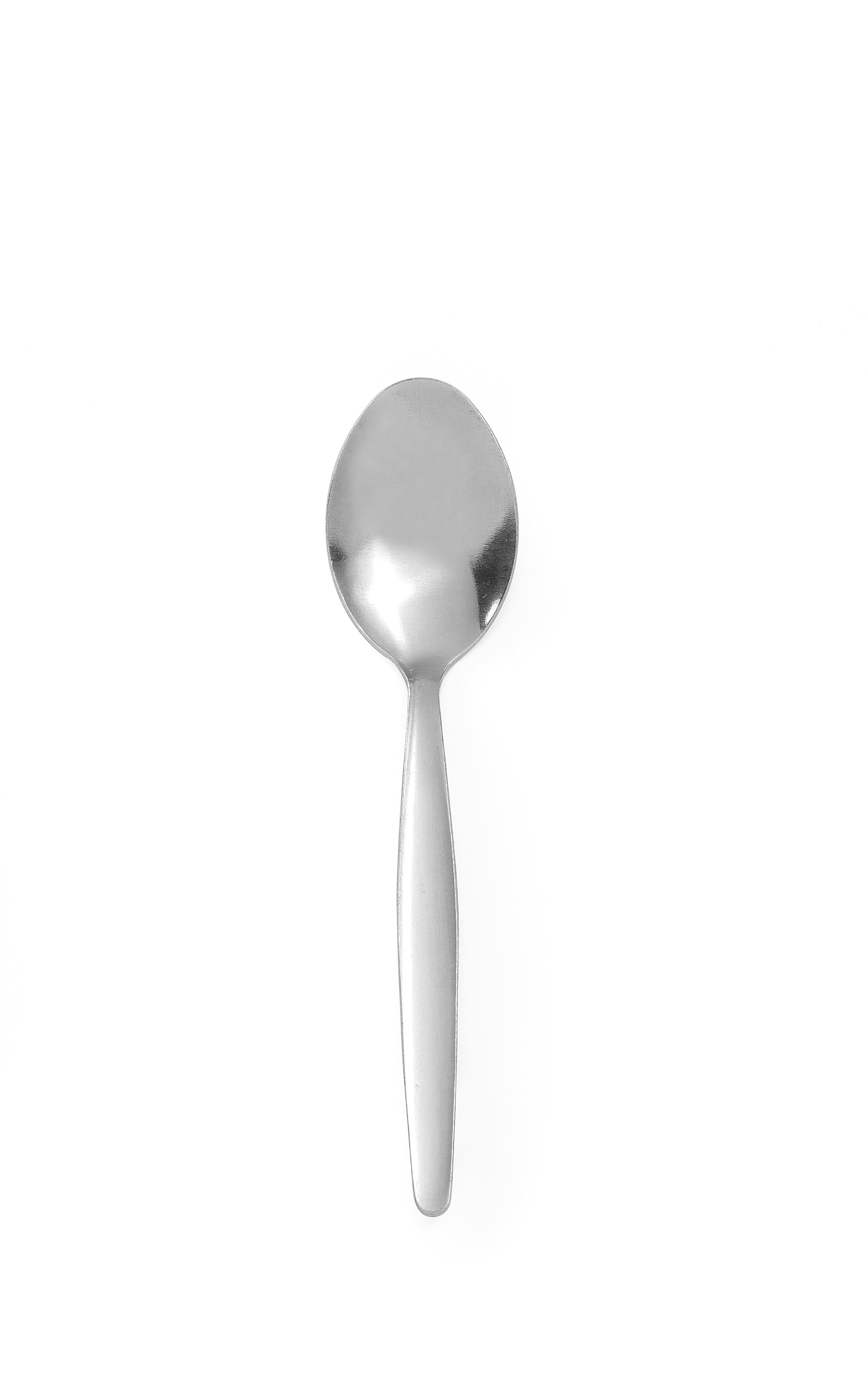 Un cucchiaio d'argento su sfondo bianco.