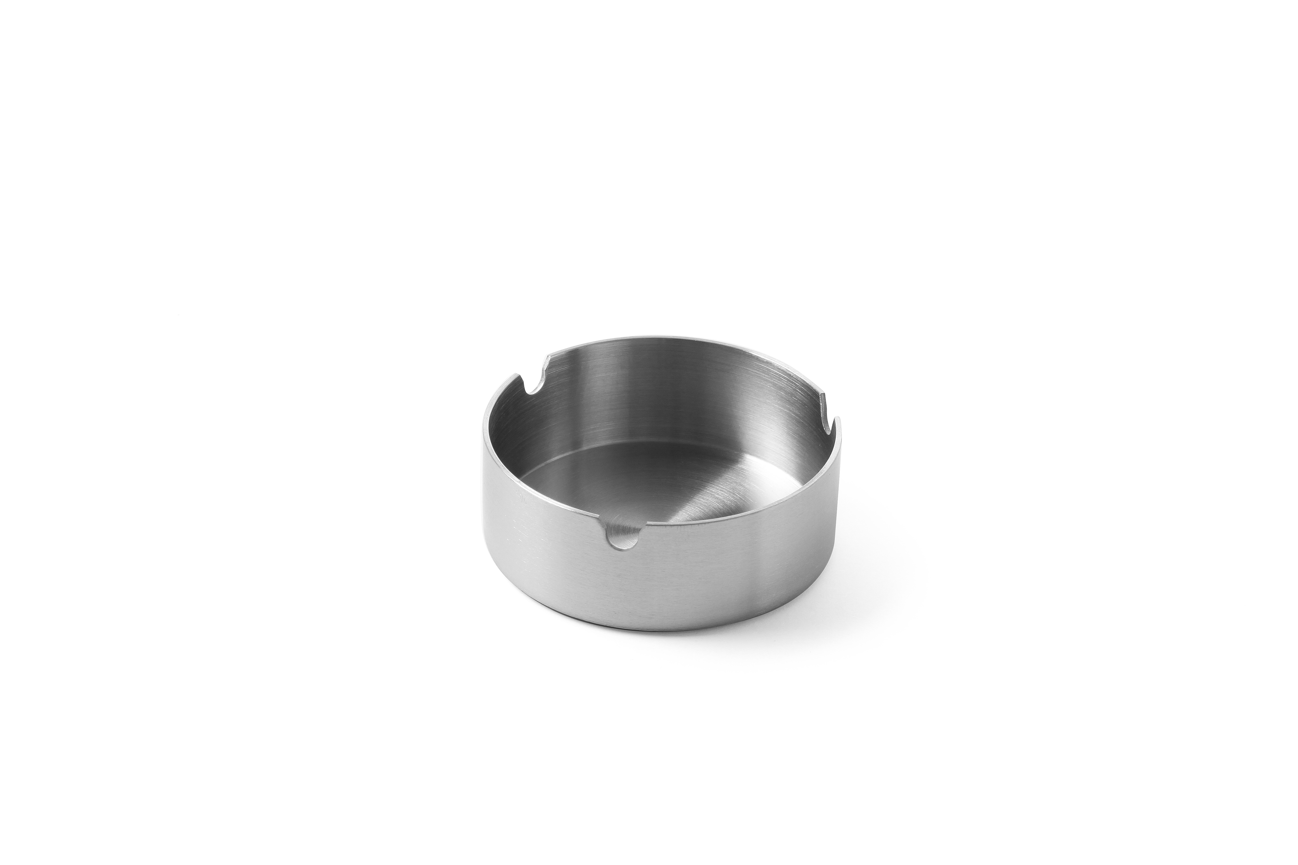 Posacenere in acciaio inox su sfondo bianco. Rotondo con design curvo.