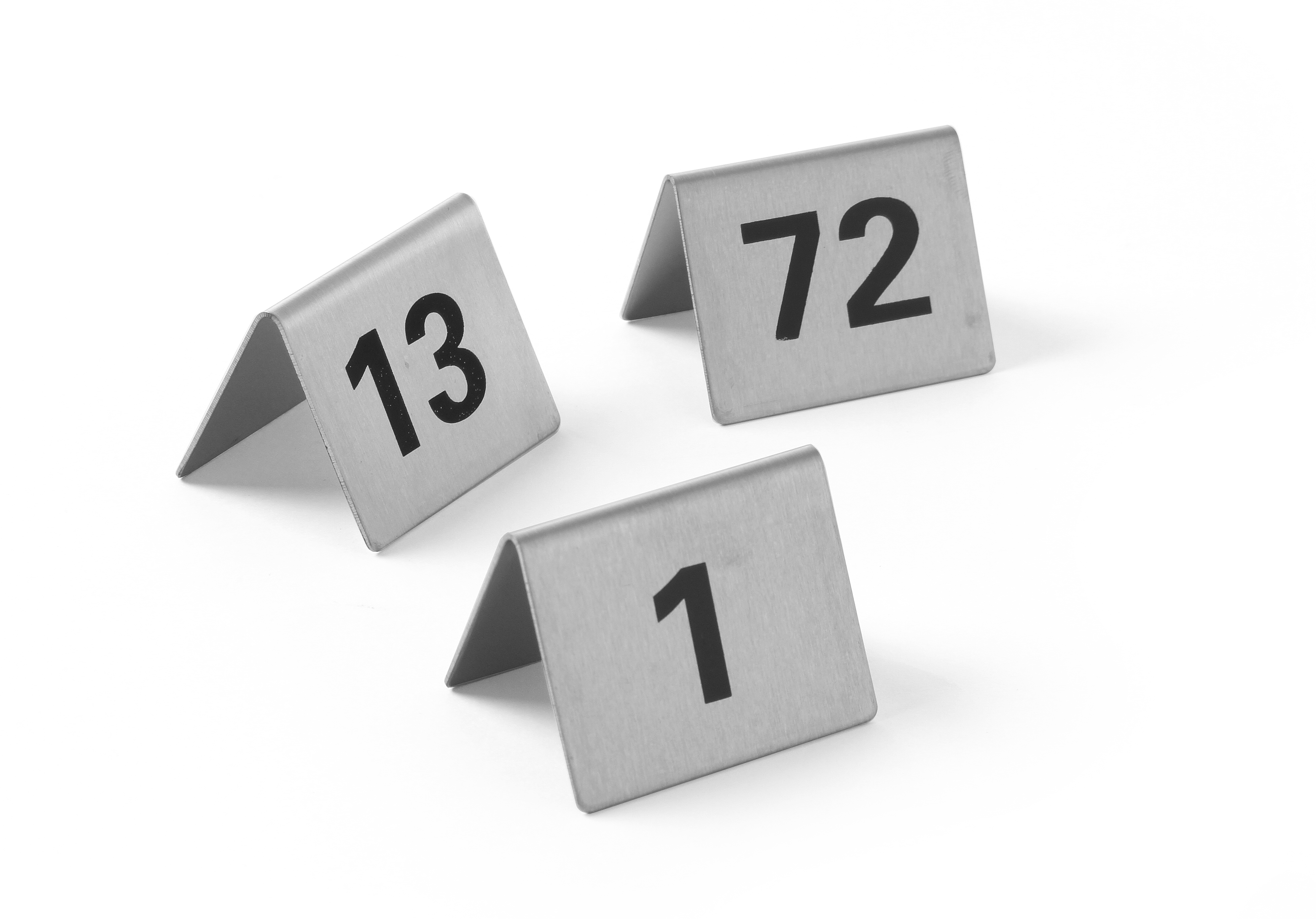 Tre segnatavoli argentati con i numeri 1, 13 e 72 su sfondo bianco.
