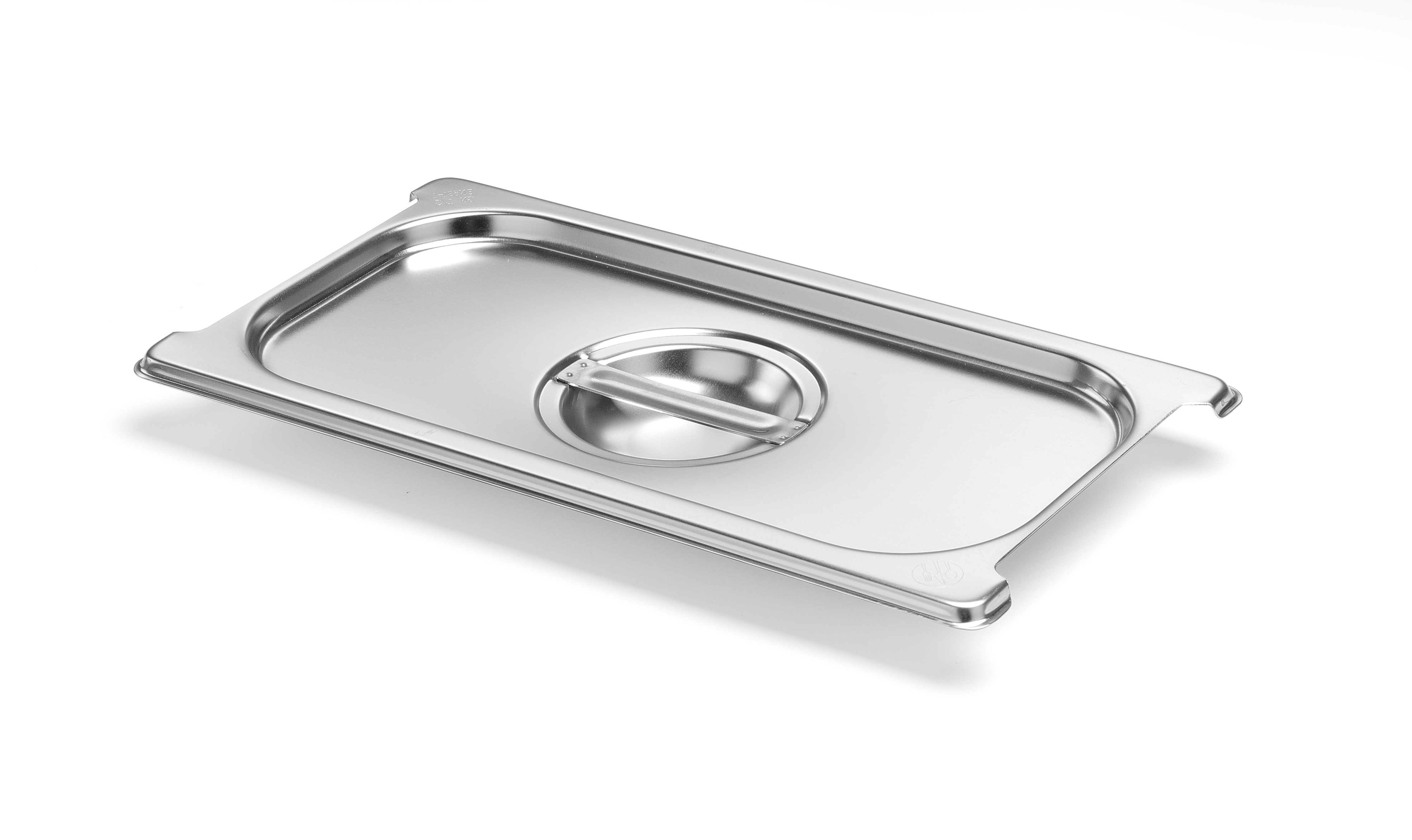 Vaschetta rettangolare in acciaio inox con coperchio su sfondo bianco, leggermente angolata.