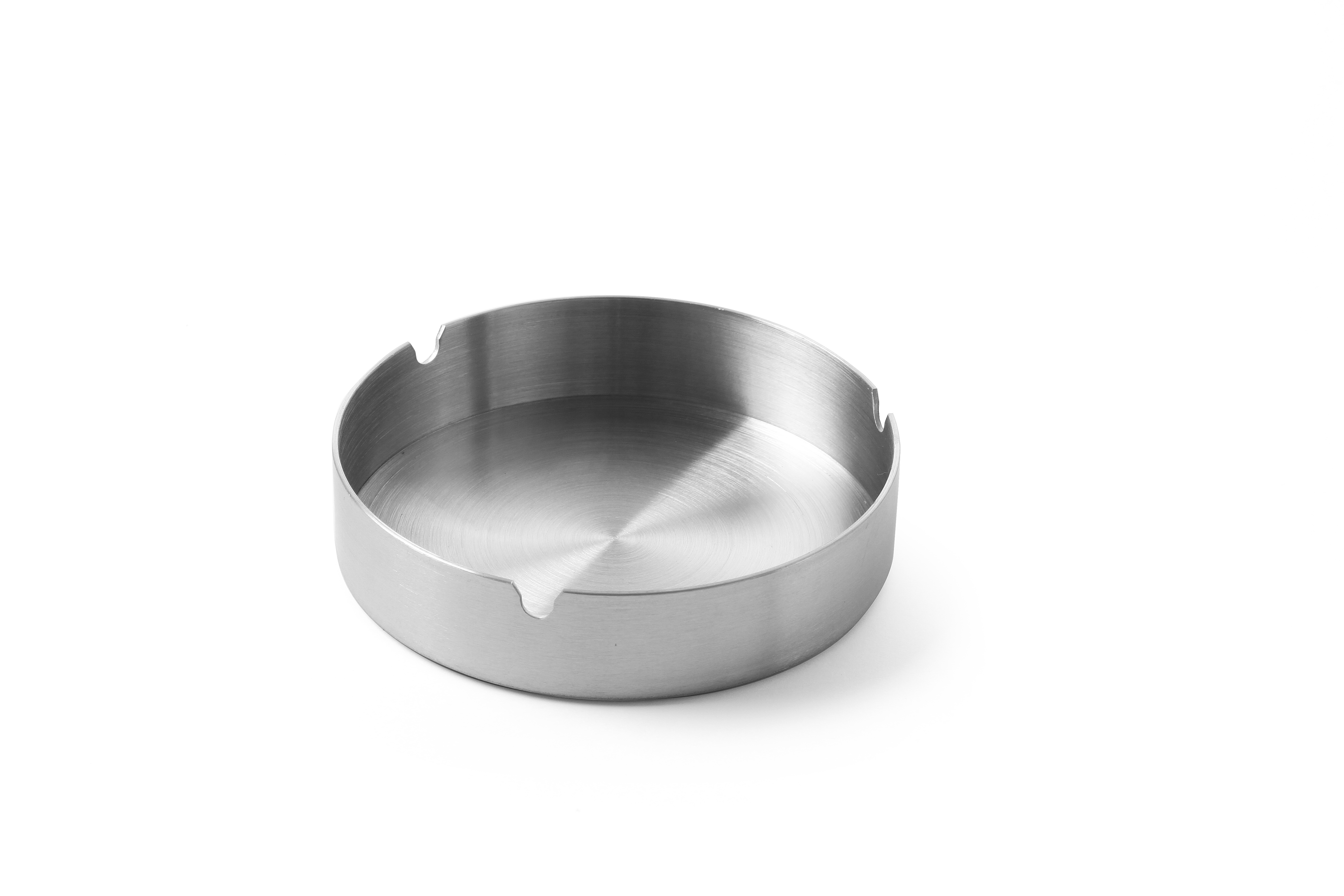 Un posacenere in acciaio inox, su sfondo bianco.