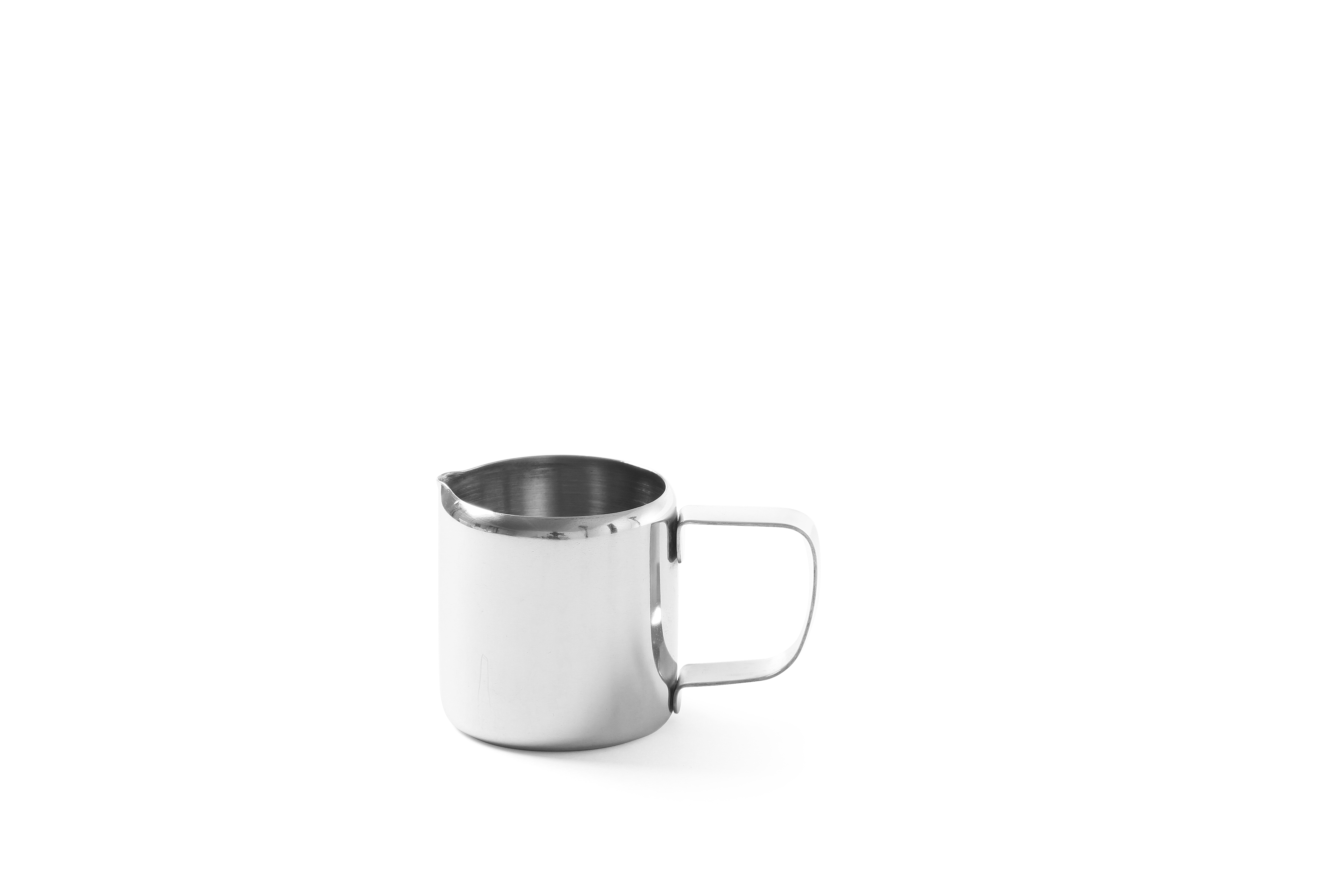 Piccolo bricco per latte argentato con manico su sfondo bianco, design minimalista.