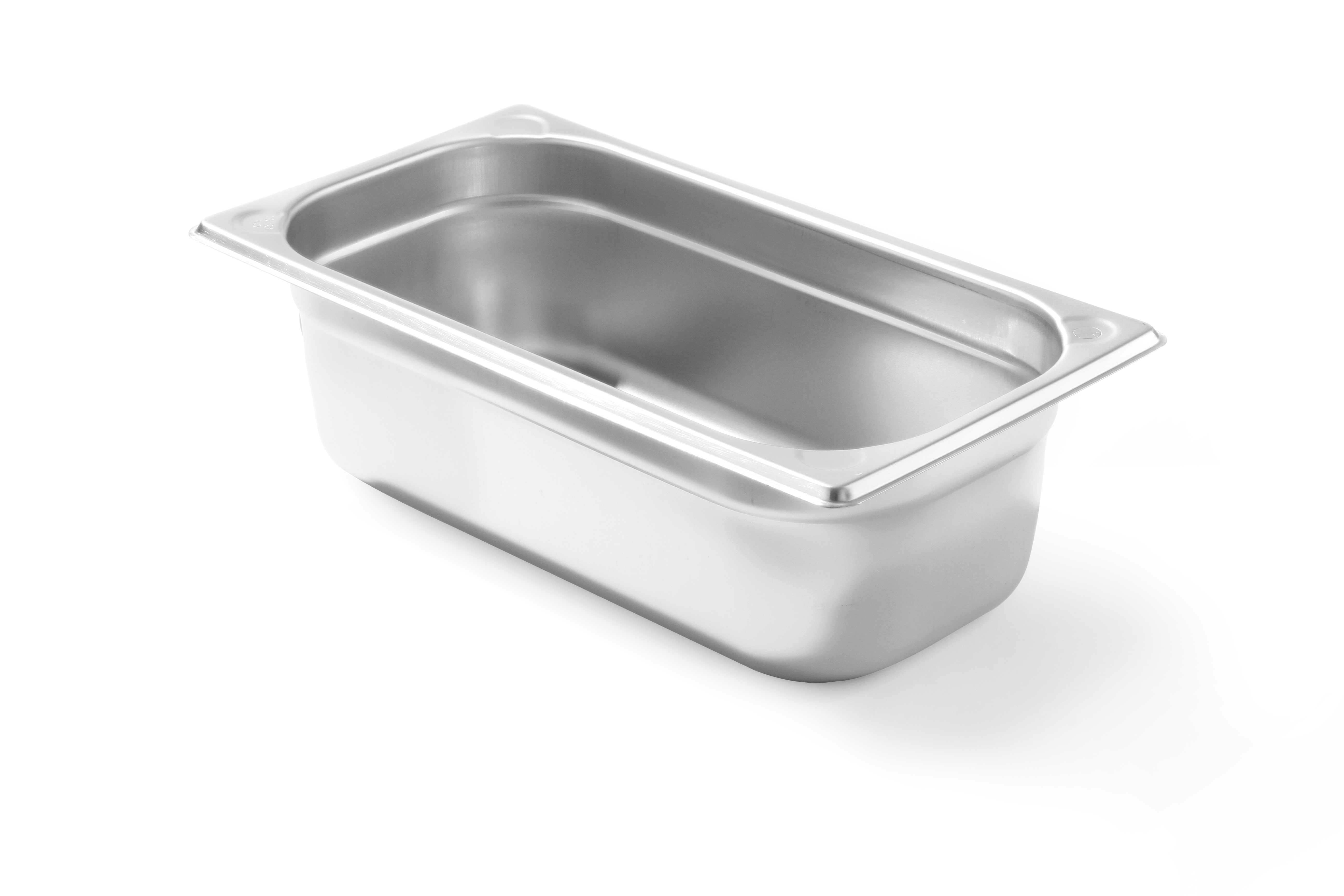 Contenitore rettangolare in acciaio inox su sfondo bianco. Ha una vista leggermente angolata.