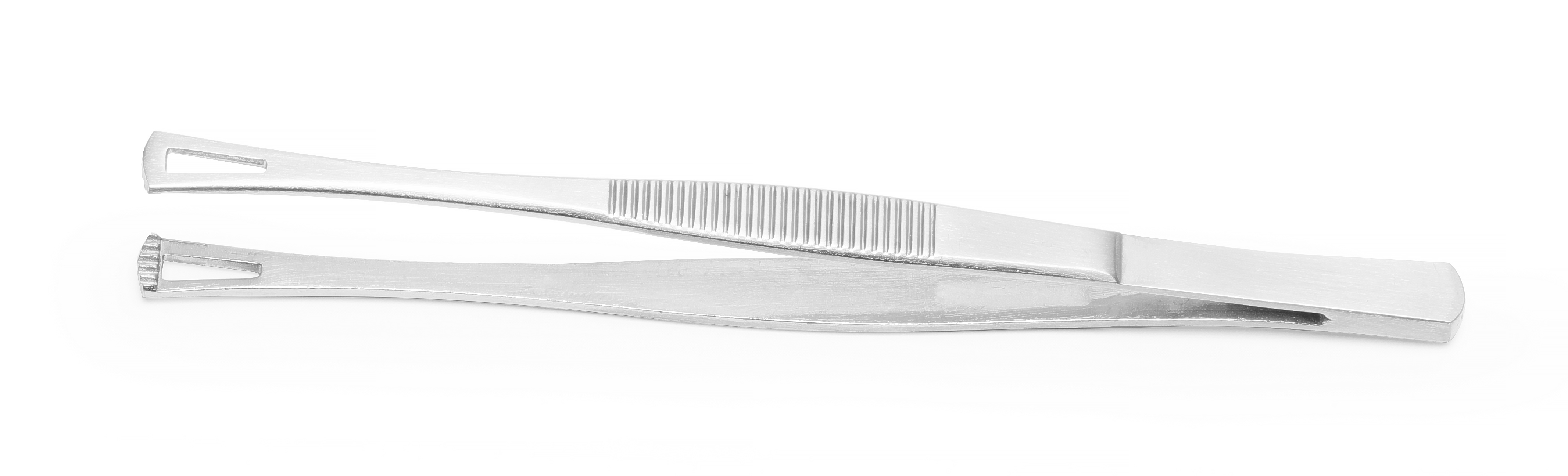 Una pinzetta d'argento su sfondo bianco. La pinzetta ha un manico scanalato.
