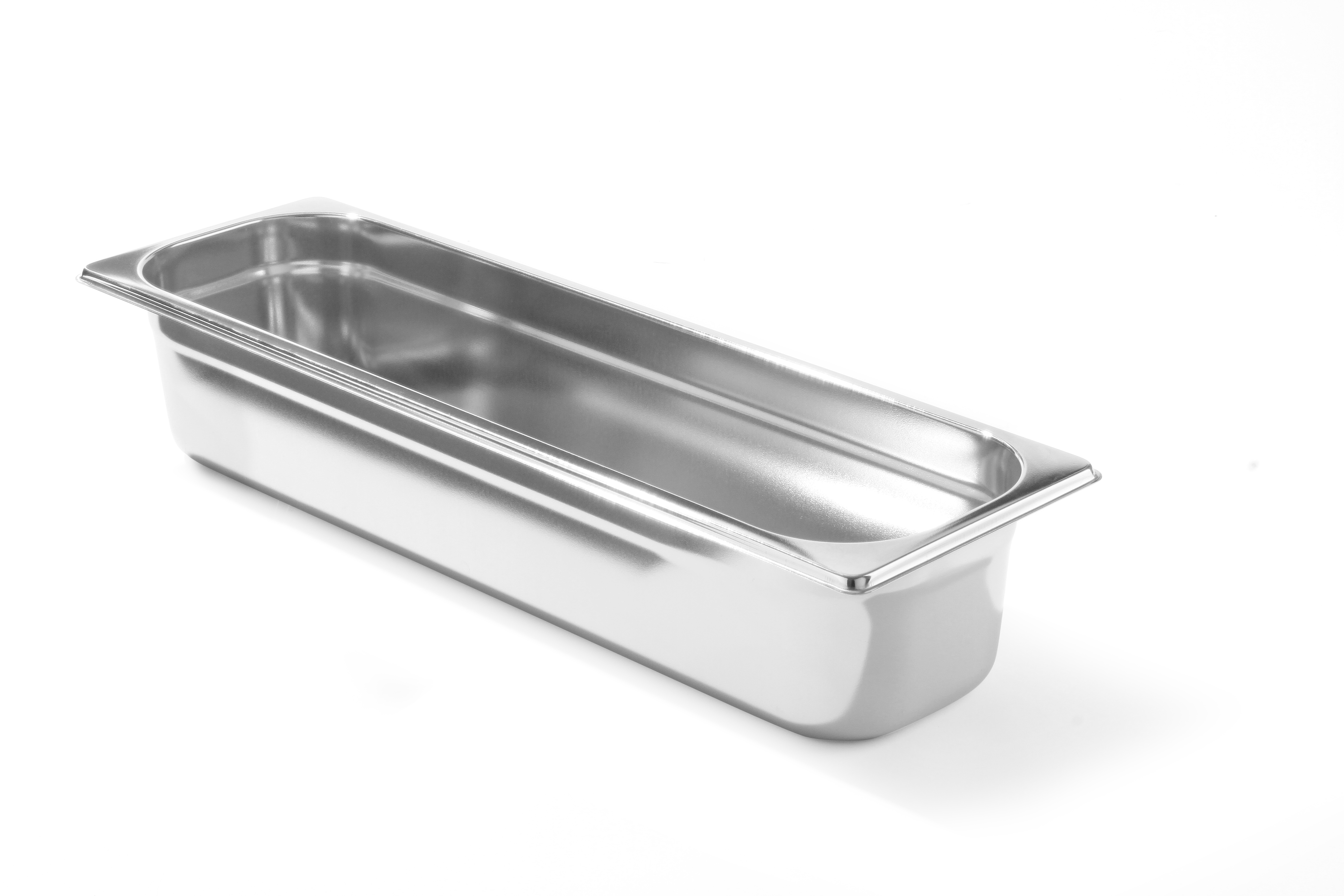 Un contenitore per alimenti rettangolare in acciaio inossidabile su sfondo bianco.
