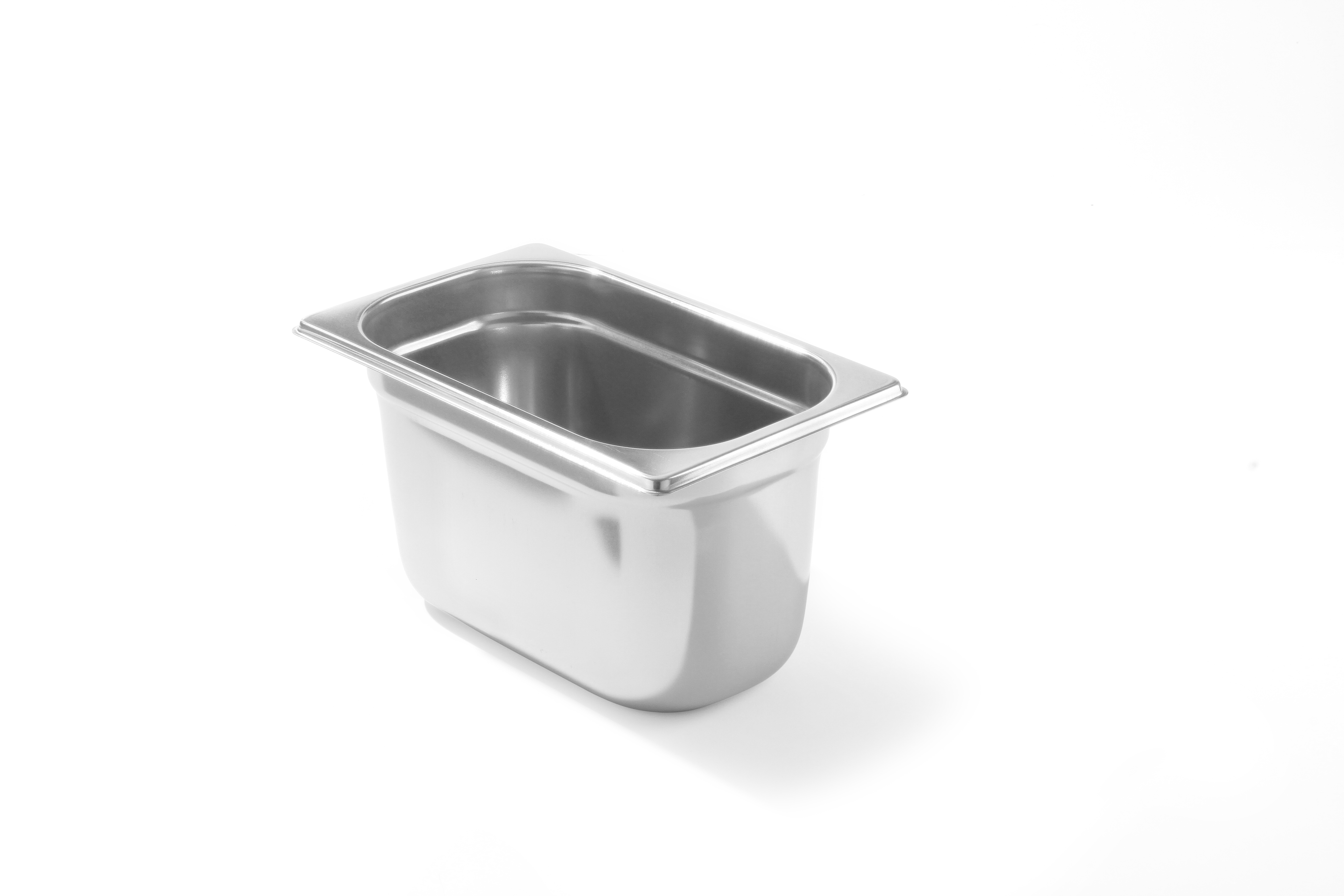 Contenitore rettangolare argentato su sfondo bianco, leggermente angolato, design semplice.
