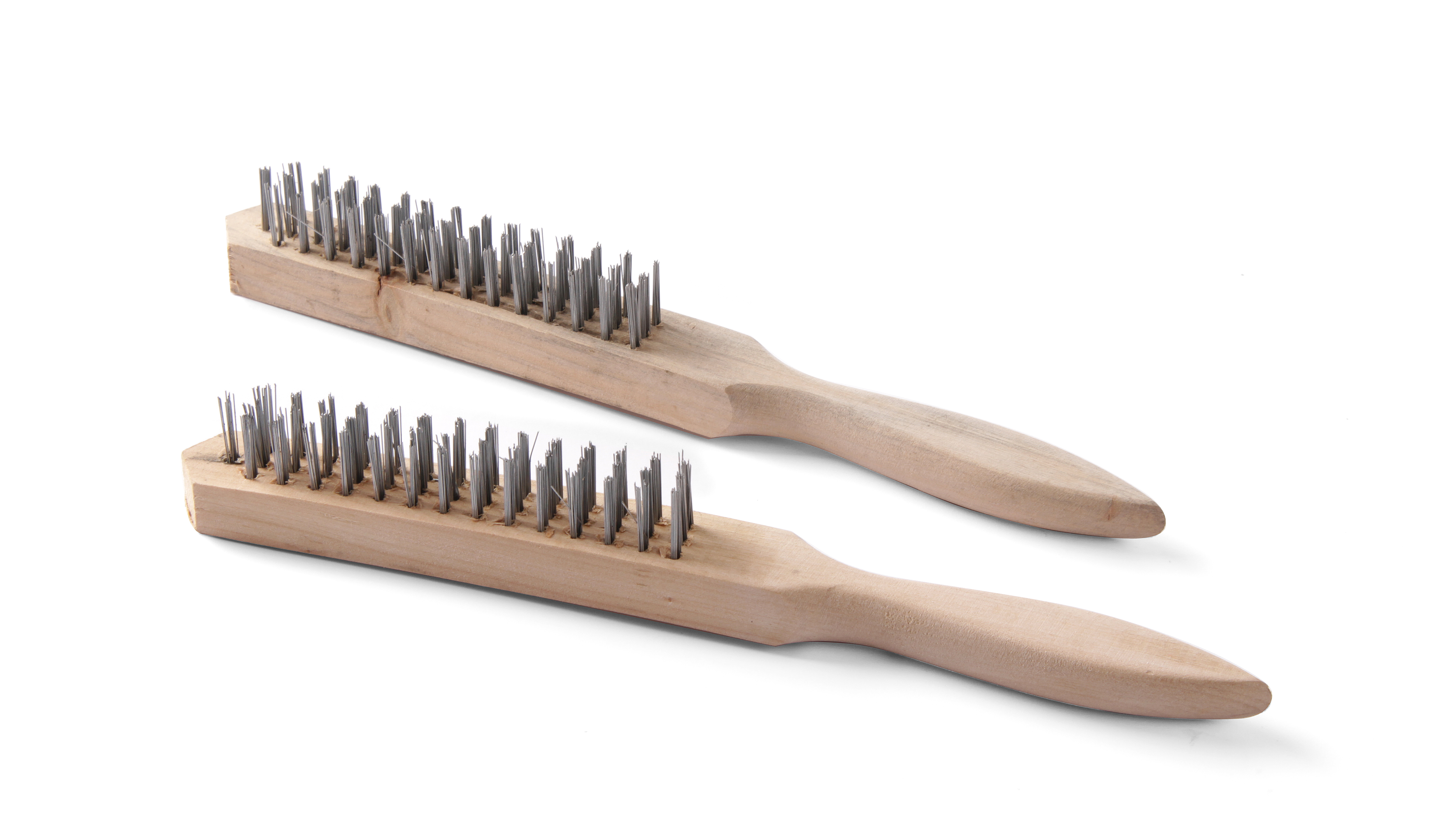 Due spazzole metalliche con manico in legno affiancate, setole in su. Sfondo bianco.