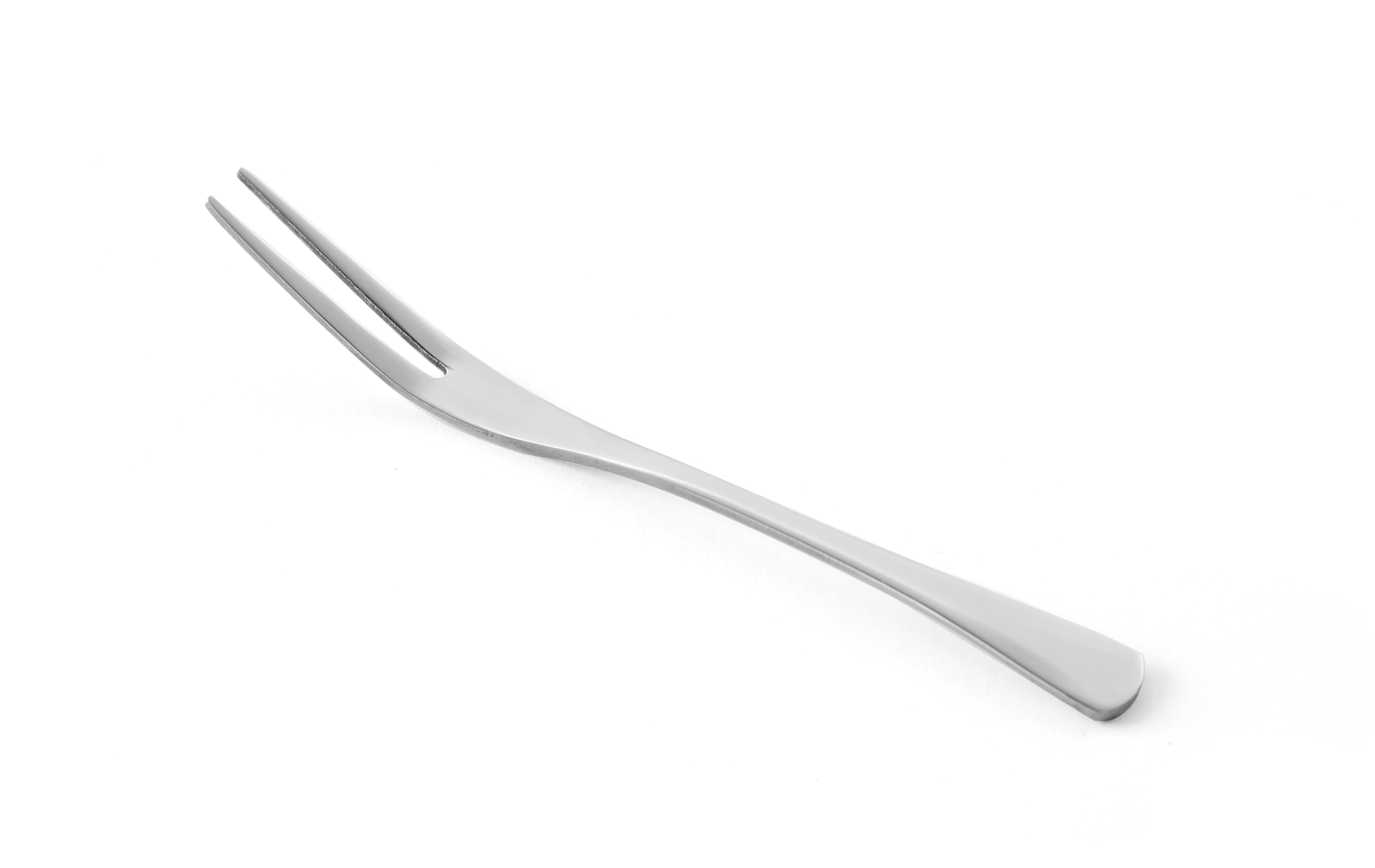 Una forchetta da portata in acciaio inox a due rebbi. Sfondo bianco.