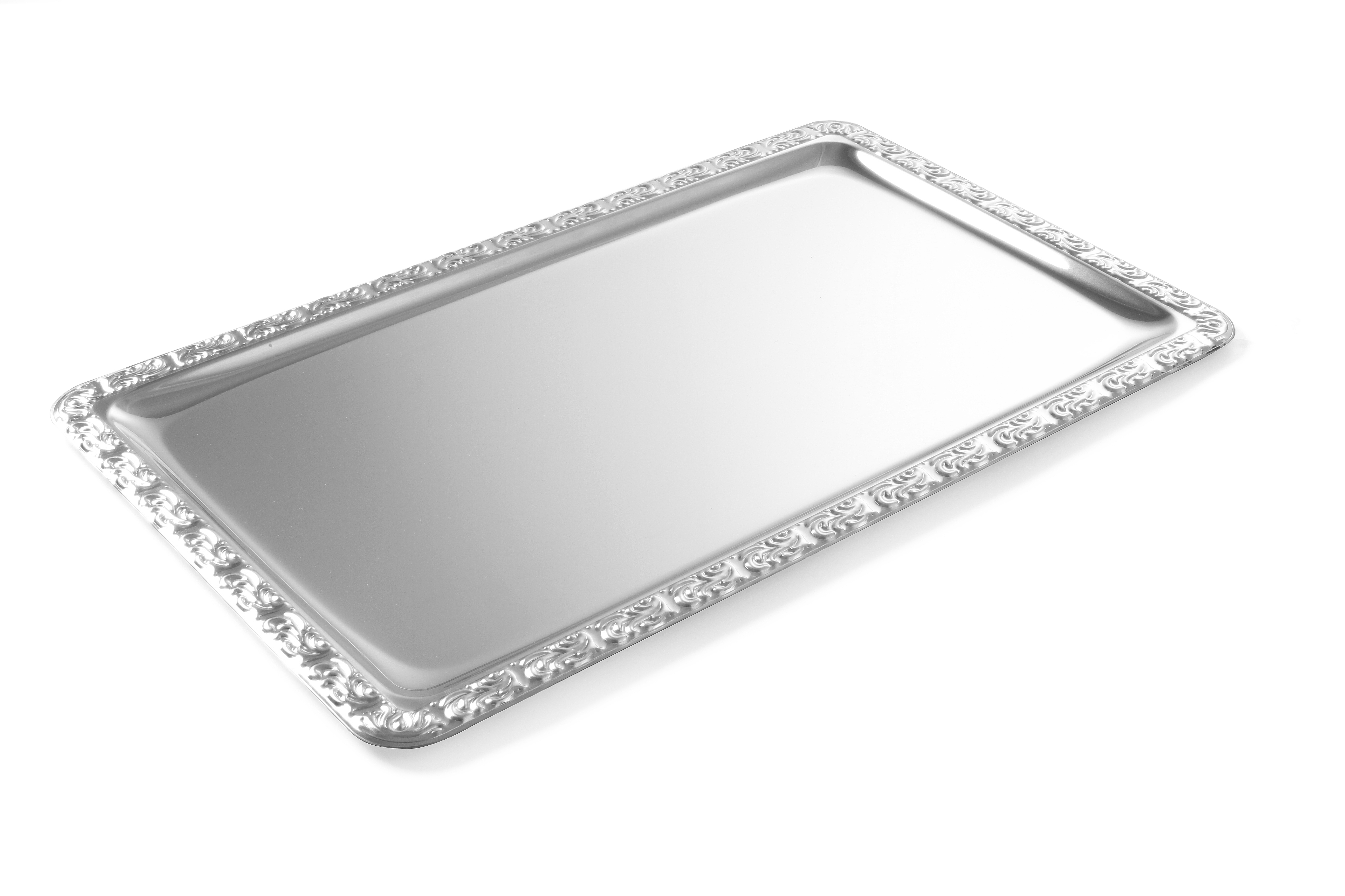 Vassoio rettangolare d'argento con bordi decorativi, angolato su sfondo bianco.