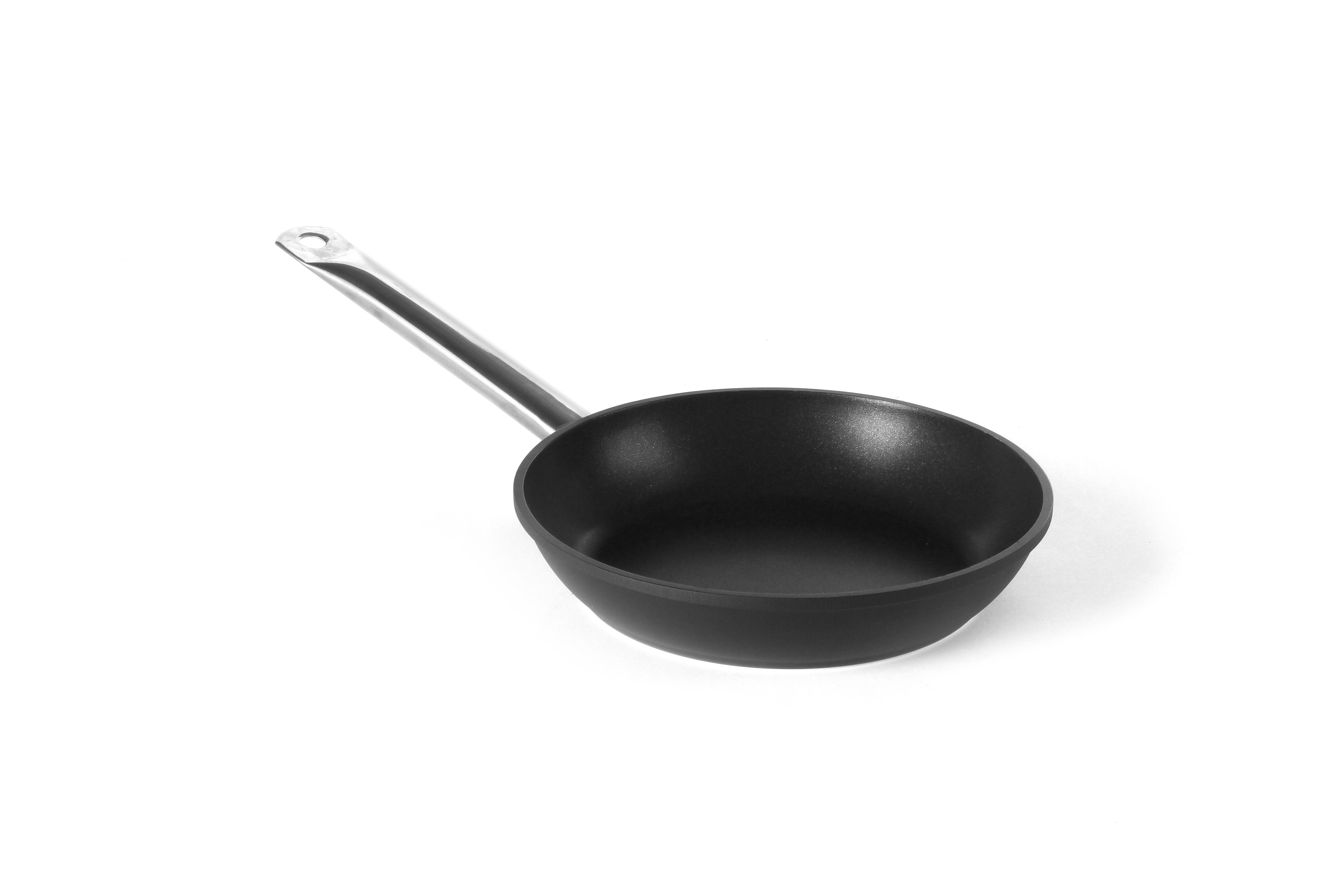 Padella nera con lungo manico argentato, isolata su sfondo bianco.