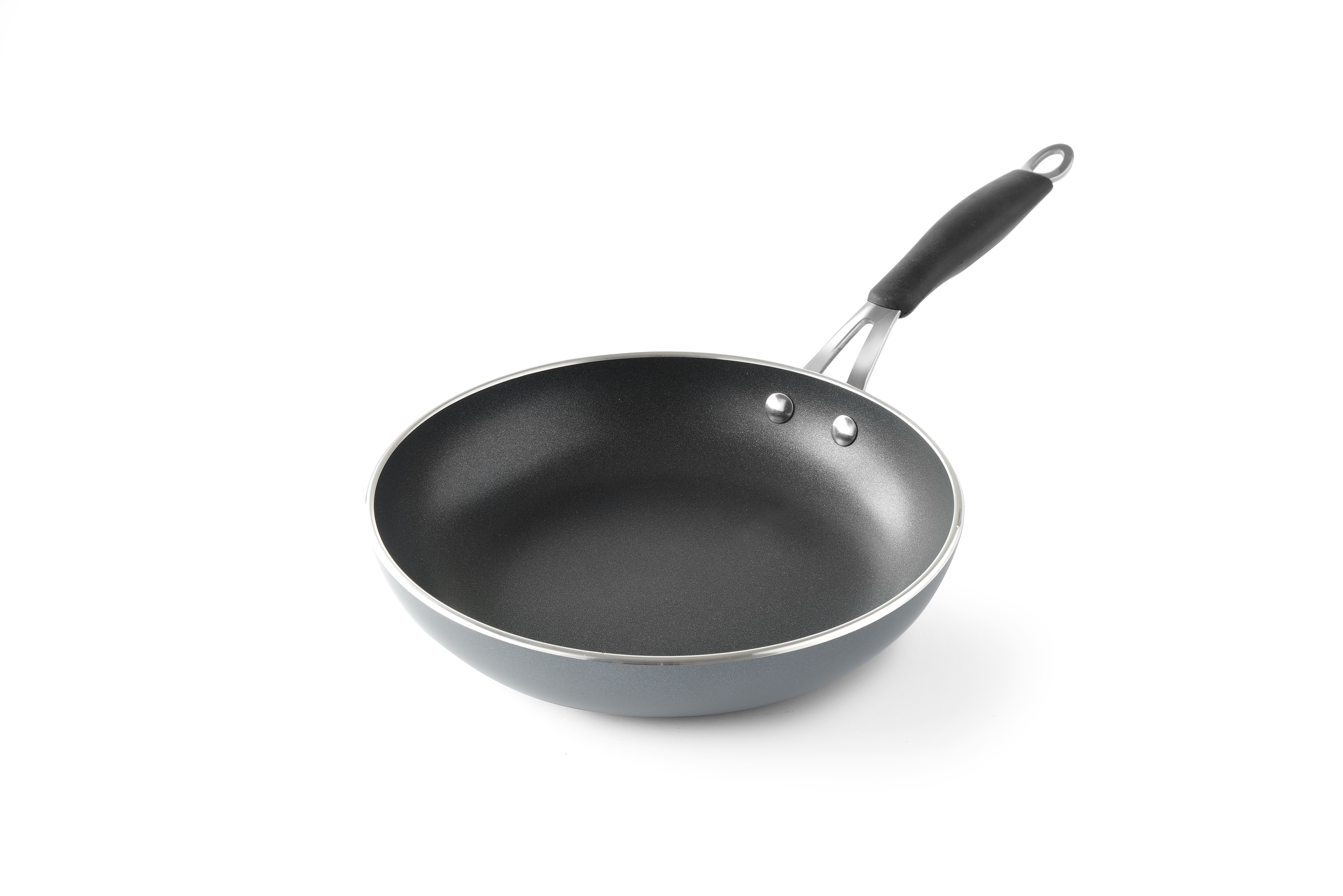 Padella grigia con manico nero su sfondo bianco.