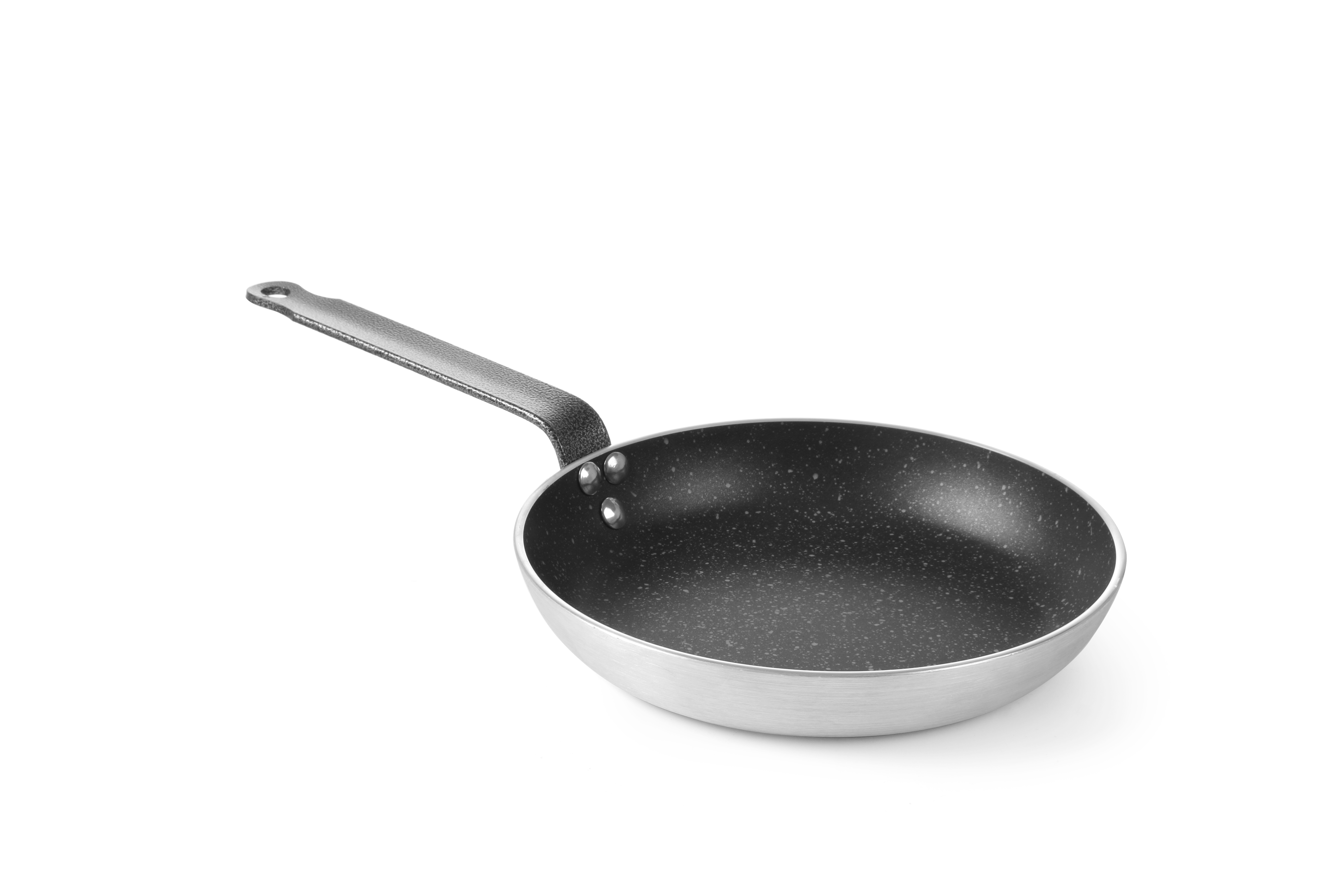 Una padella con interno nero e manico lungo. Sfondo bianco.