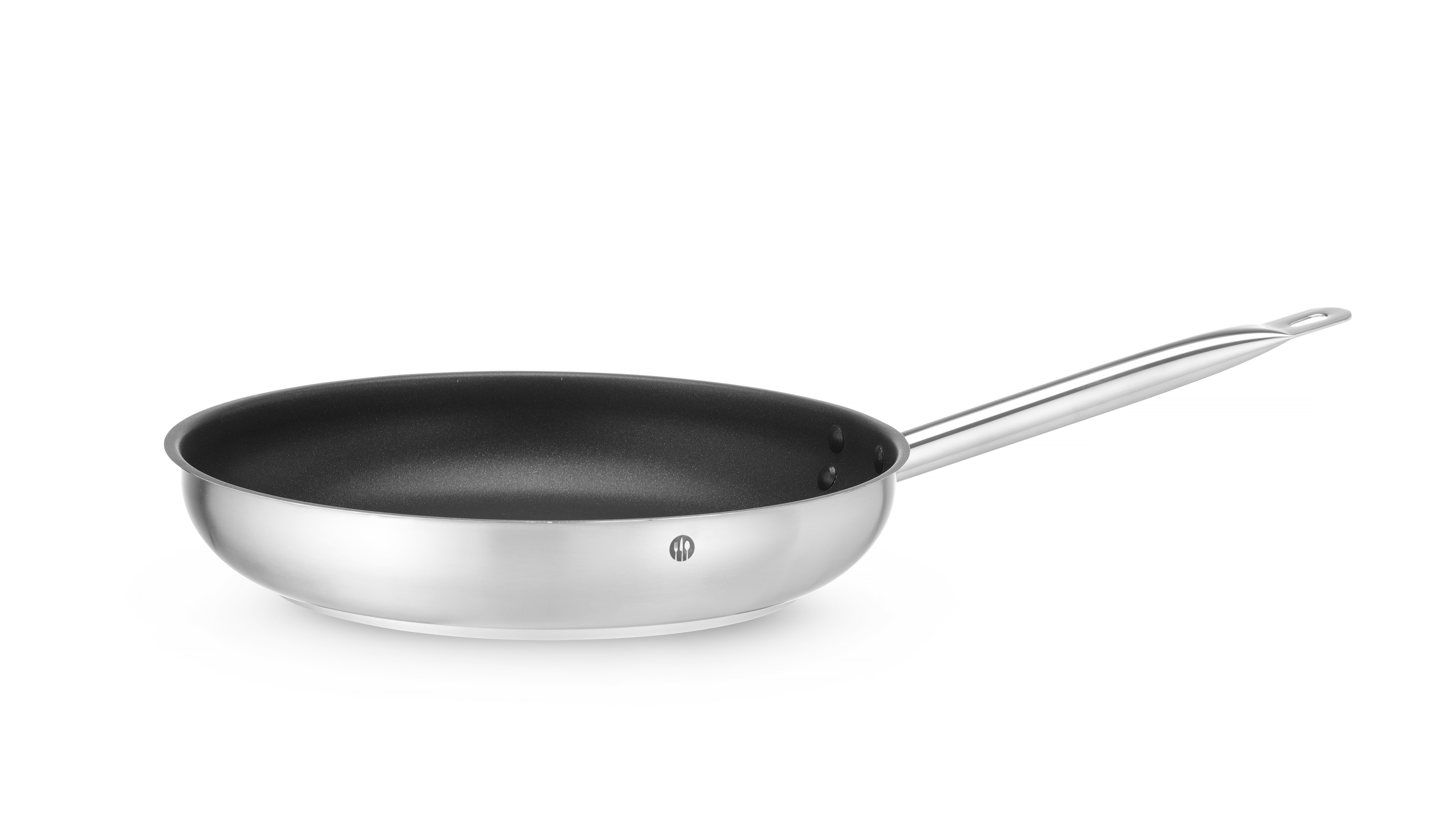 Una padella in acciaio inossidabile con lungo manico, interno nero, su sfondo bianco.