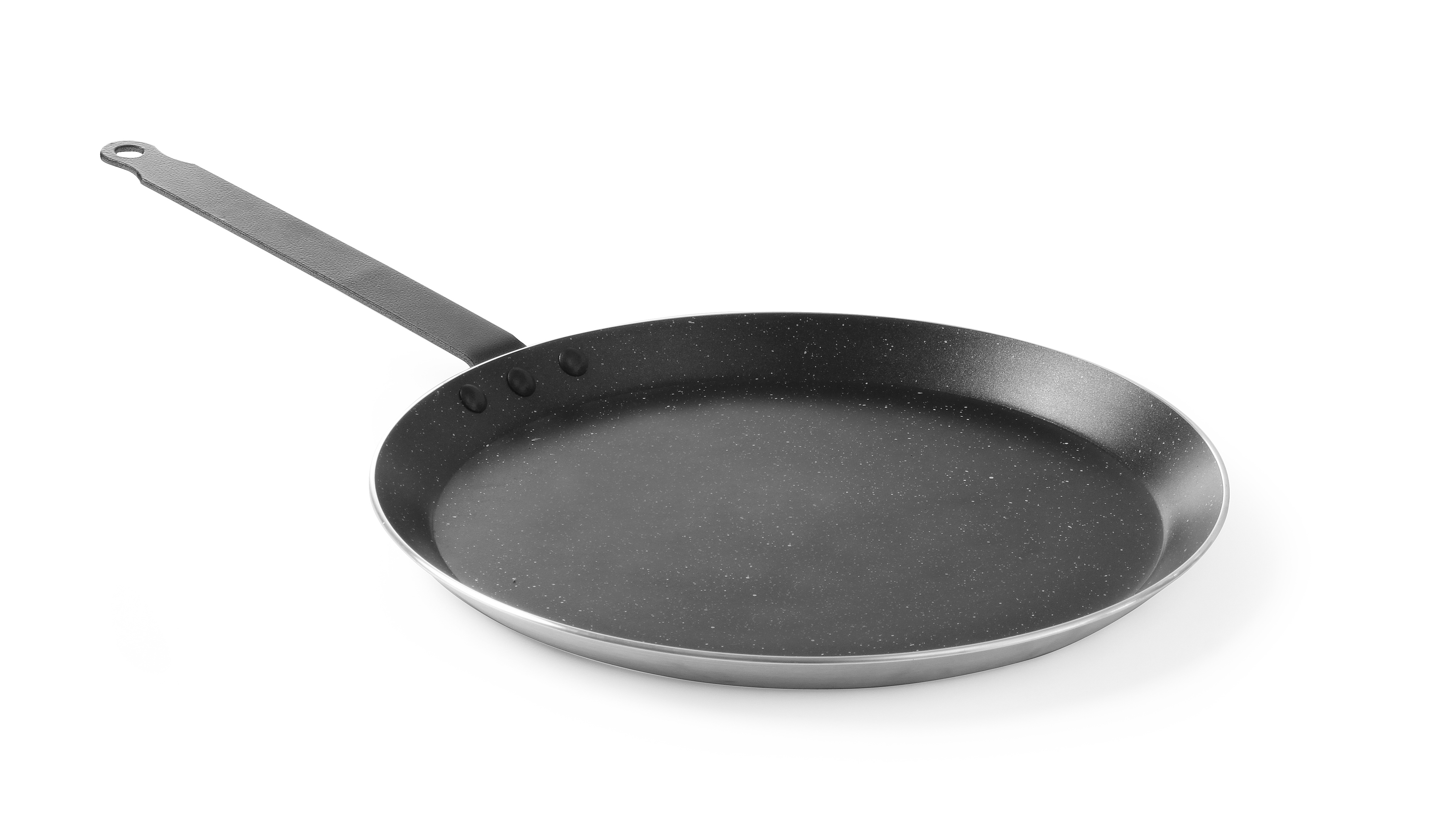 Padella nera maculata con manico lungo, angolata su sfondo bianco.