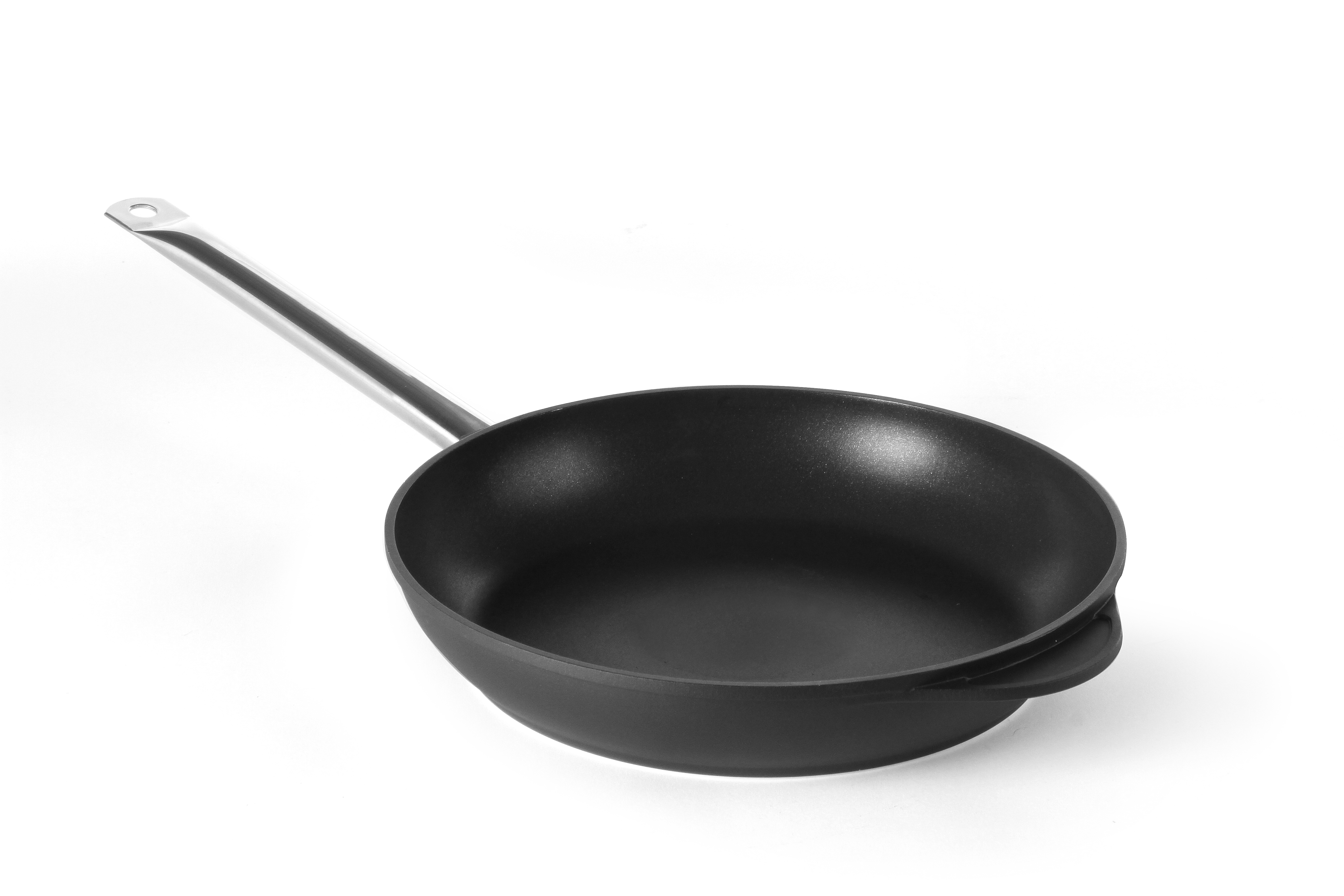 Padella nera con manico lungo su sfondo bianco.