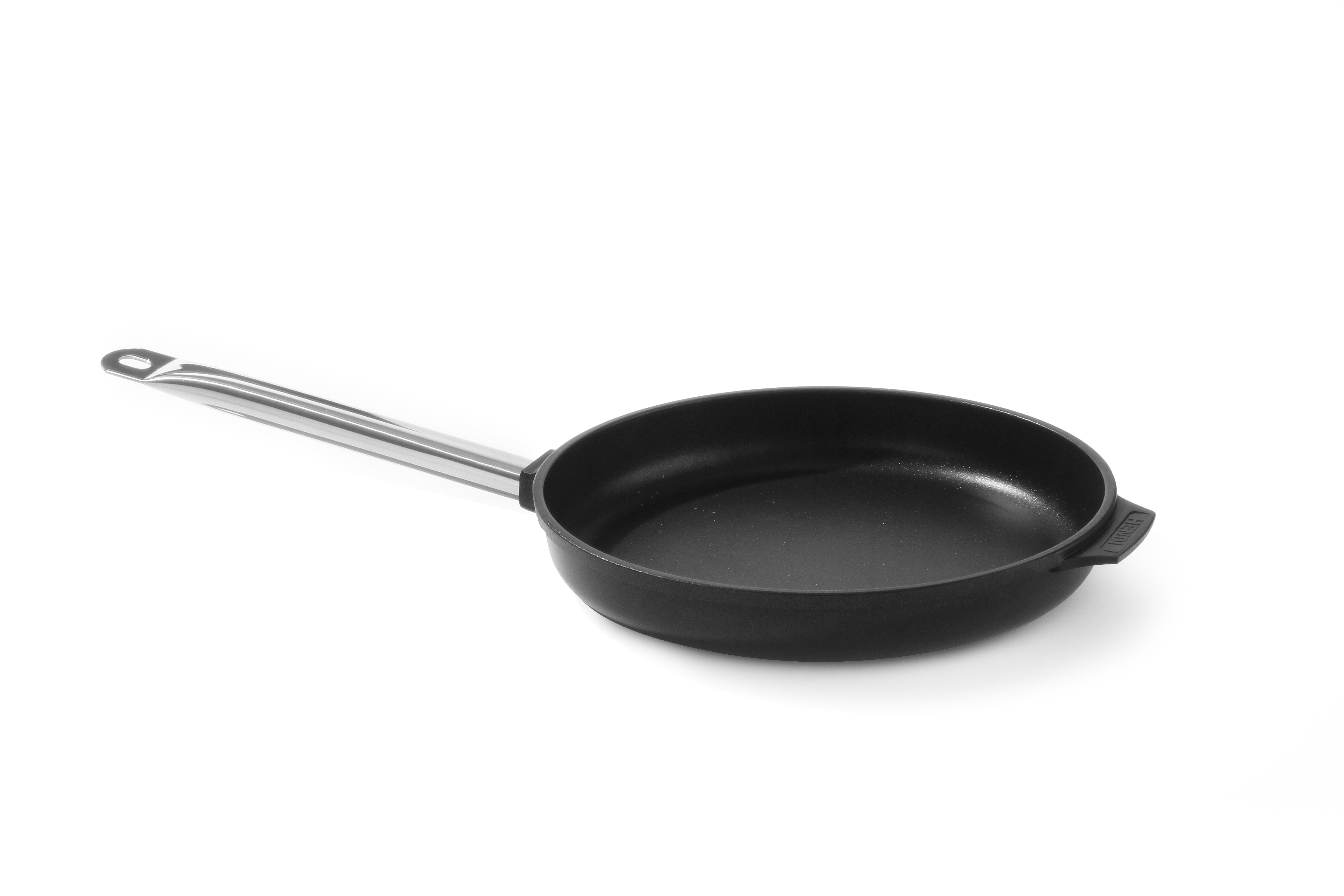 Padella nera con lungo manico argentato. Isolato su sfondo bianco.