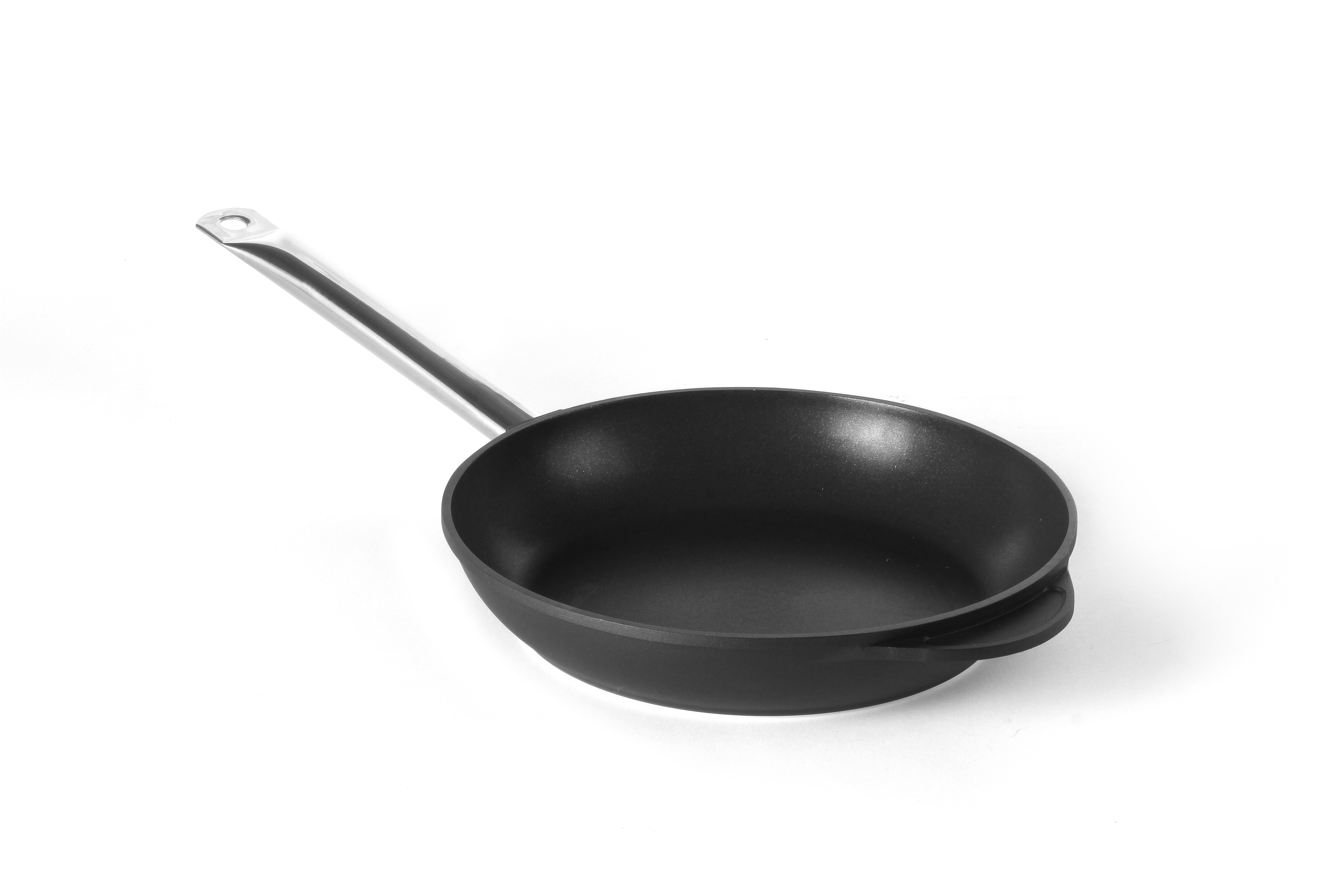 Una padella nera con manico e interno nero, su sfondo bianco.
