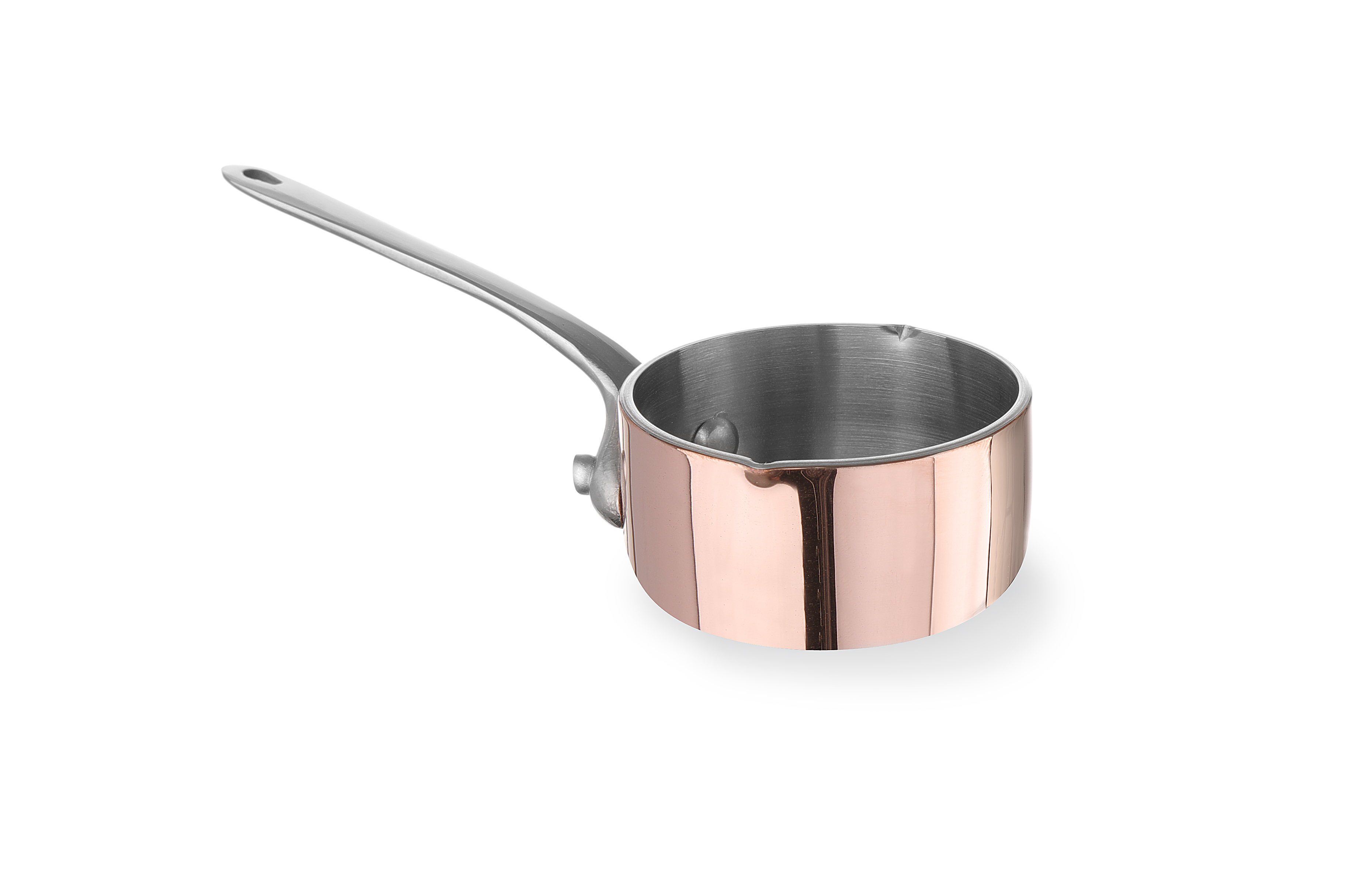 Una casseruola di rame con un lungo manico. Sfondo bianco.