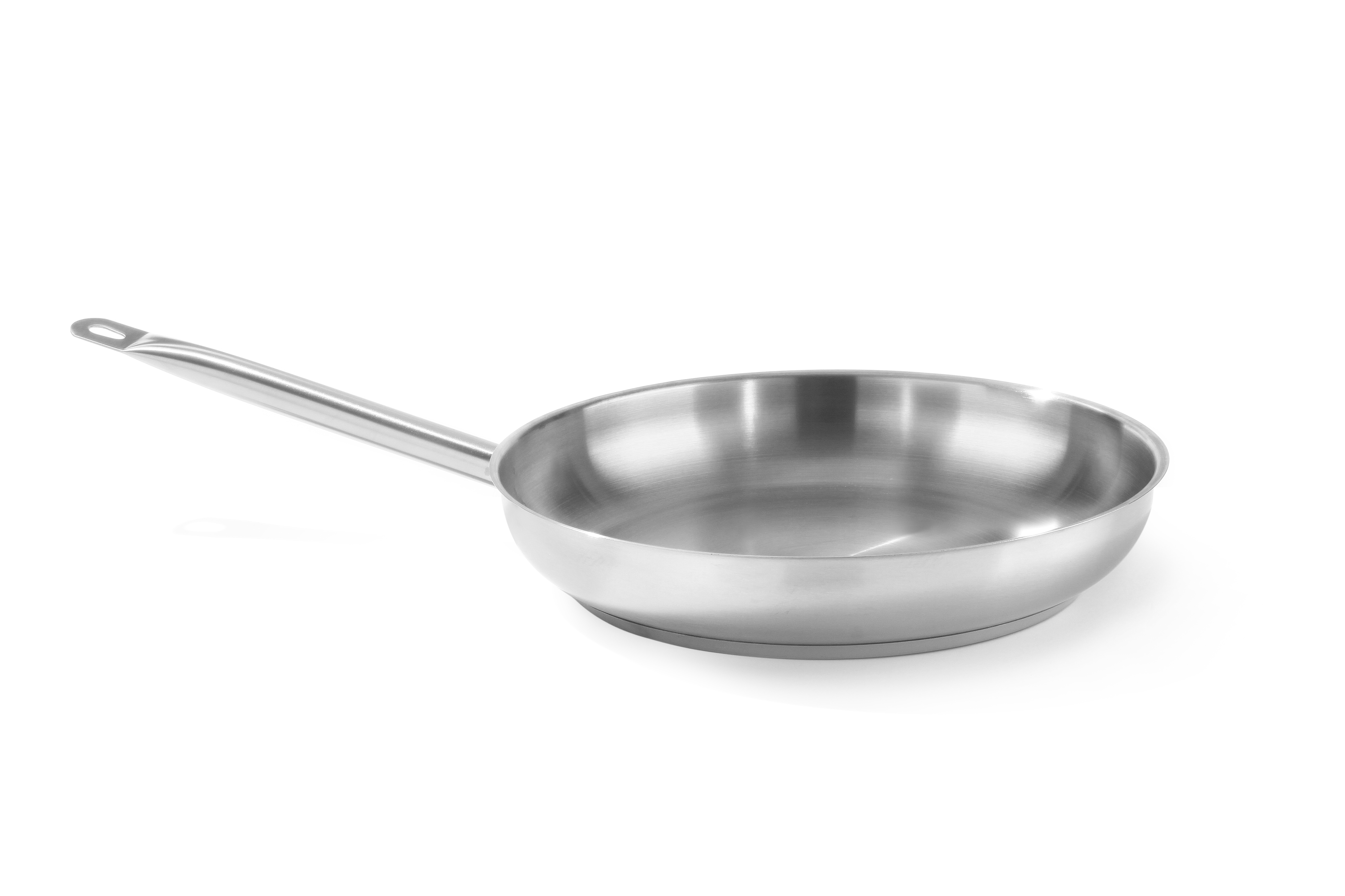 Una padella in acciaio inox con un lungo manico. Sfondo bianco.