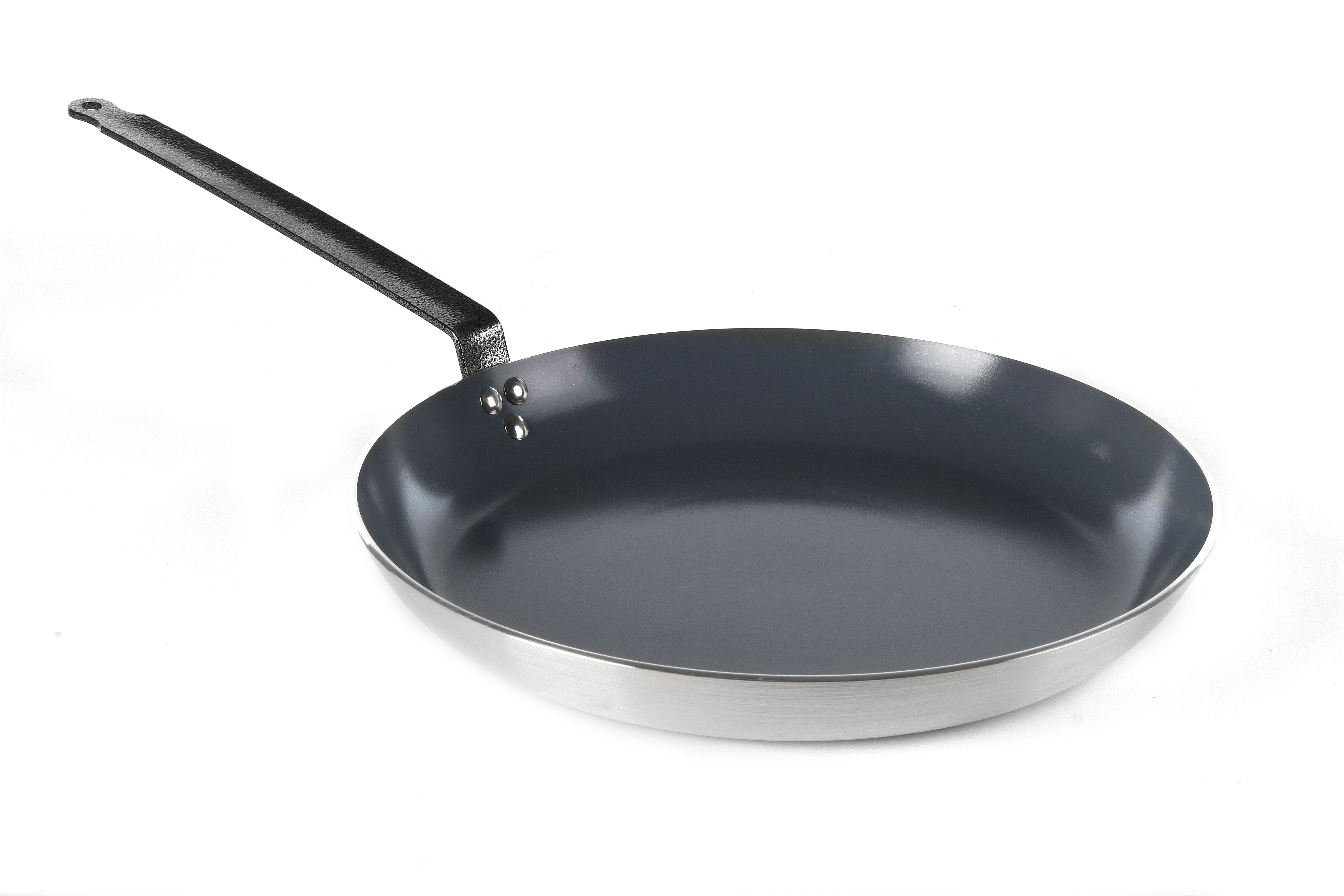 Una padella nera con un lungo manico nero. La padella è su sfondo bianco.