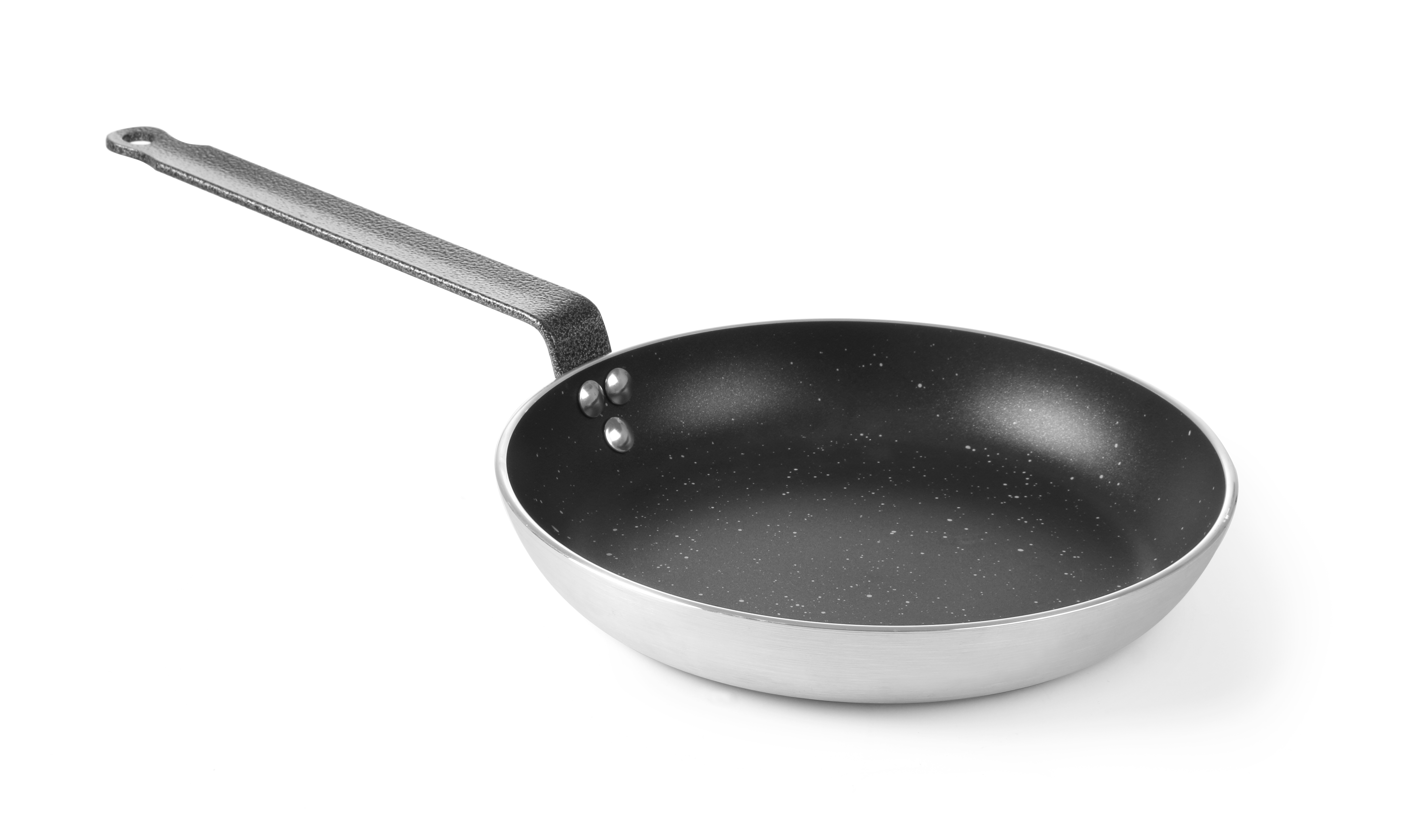 Una padella nera e argento con manico su sfondo bianco. È vuota.