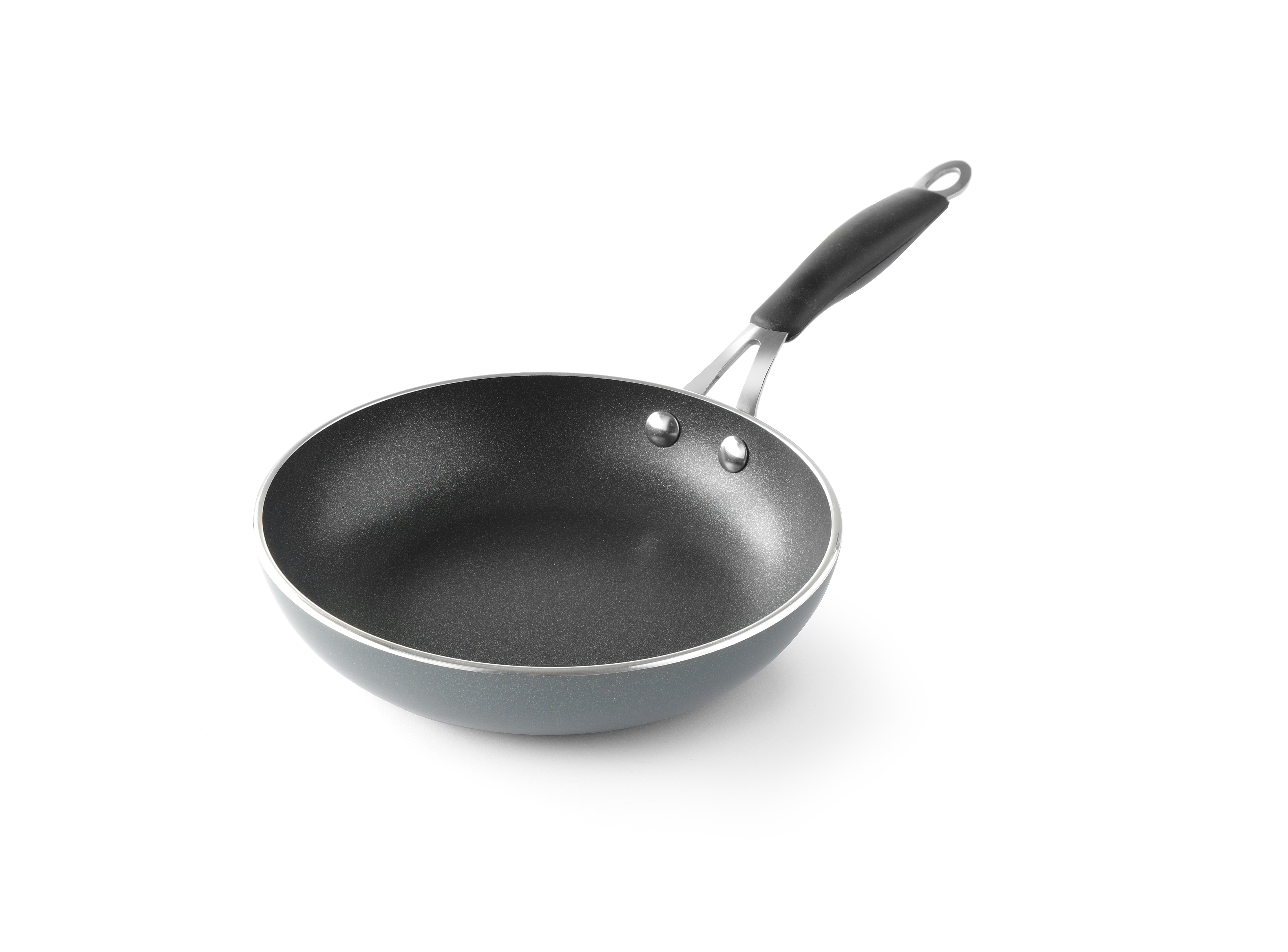 Una padella grigia con manico e interno neri, su sfondo bianco.