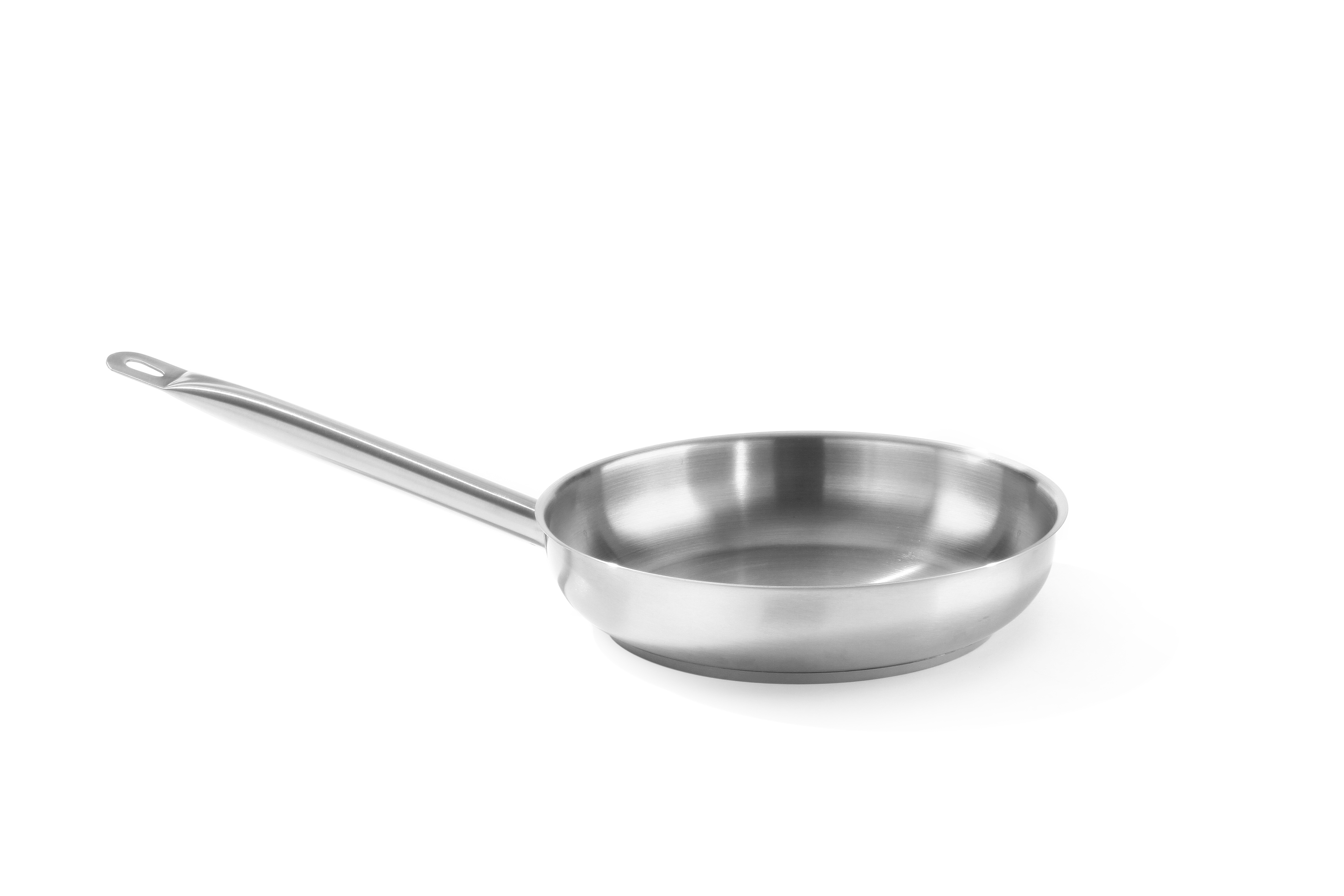 Una padella in acciaio inossidabile con manico lungo. Sfondo bianco.