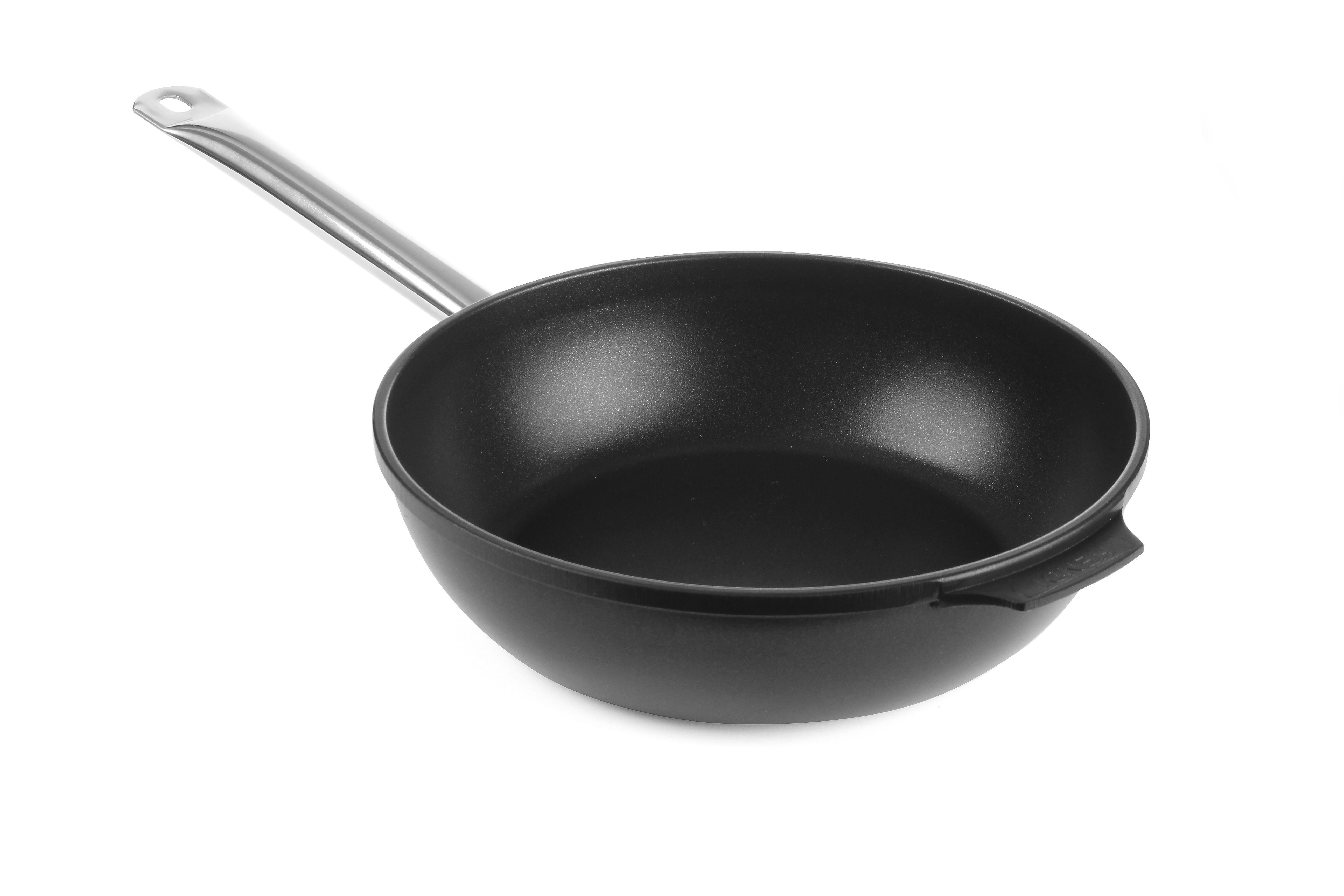 Una padella nera con un lungo manico. La padella è isolata su sfondo bianco.