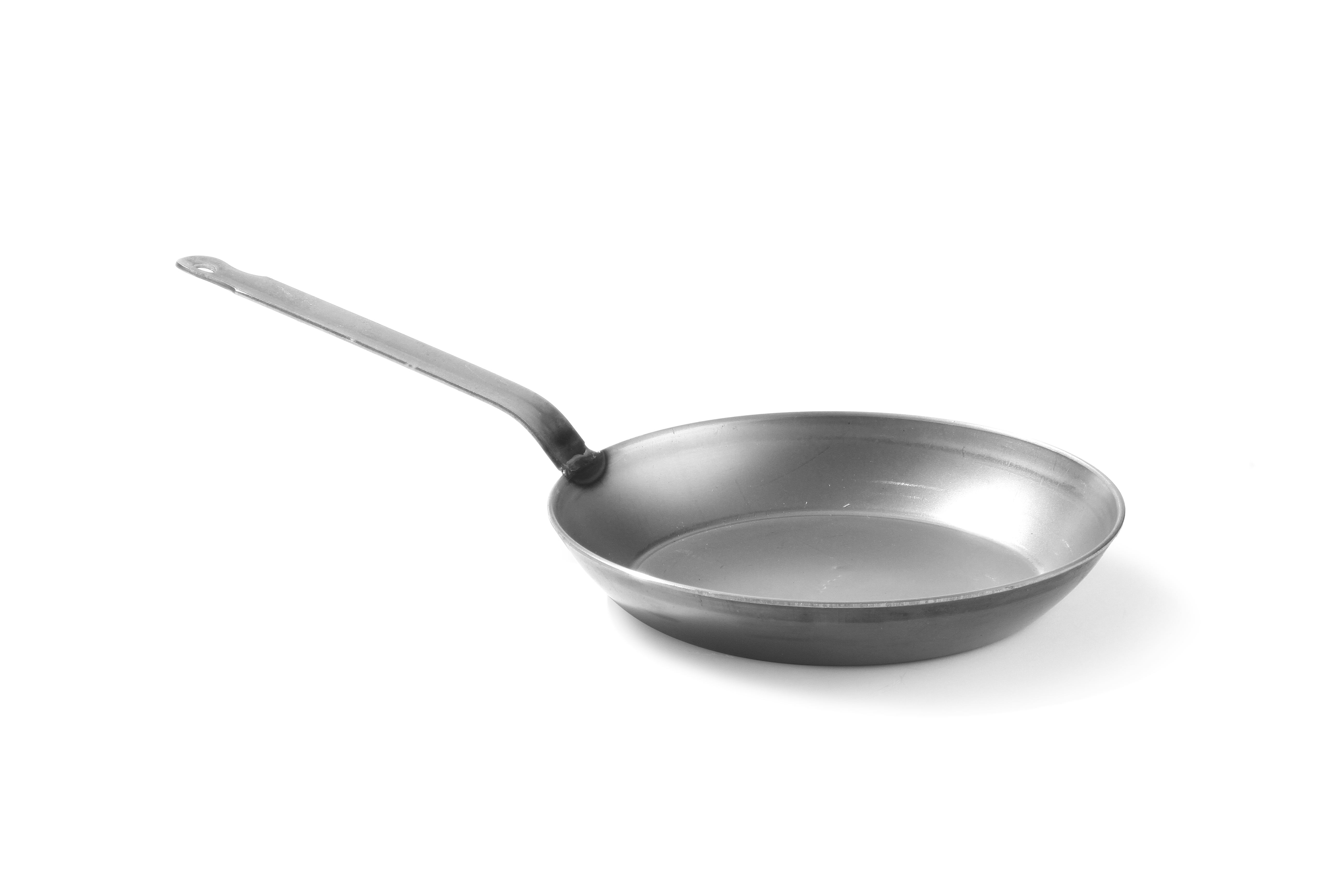 Una padella con manico lungo, in acciaio. Sfondo bianco.