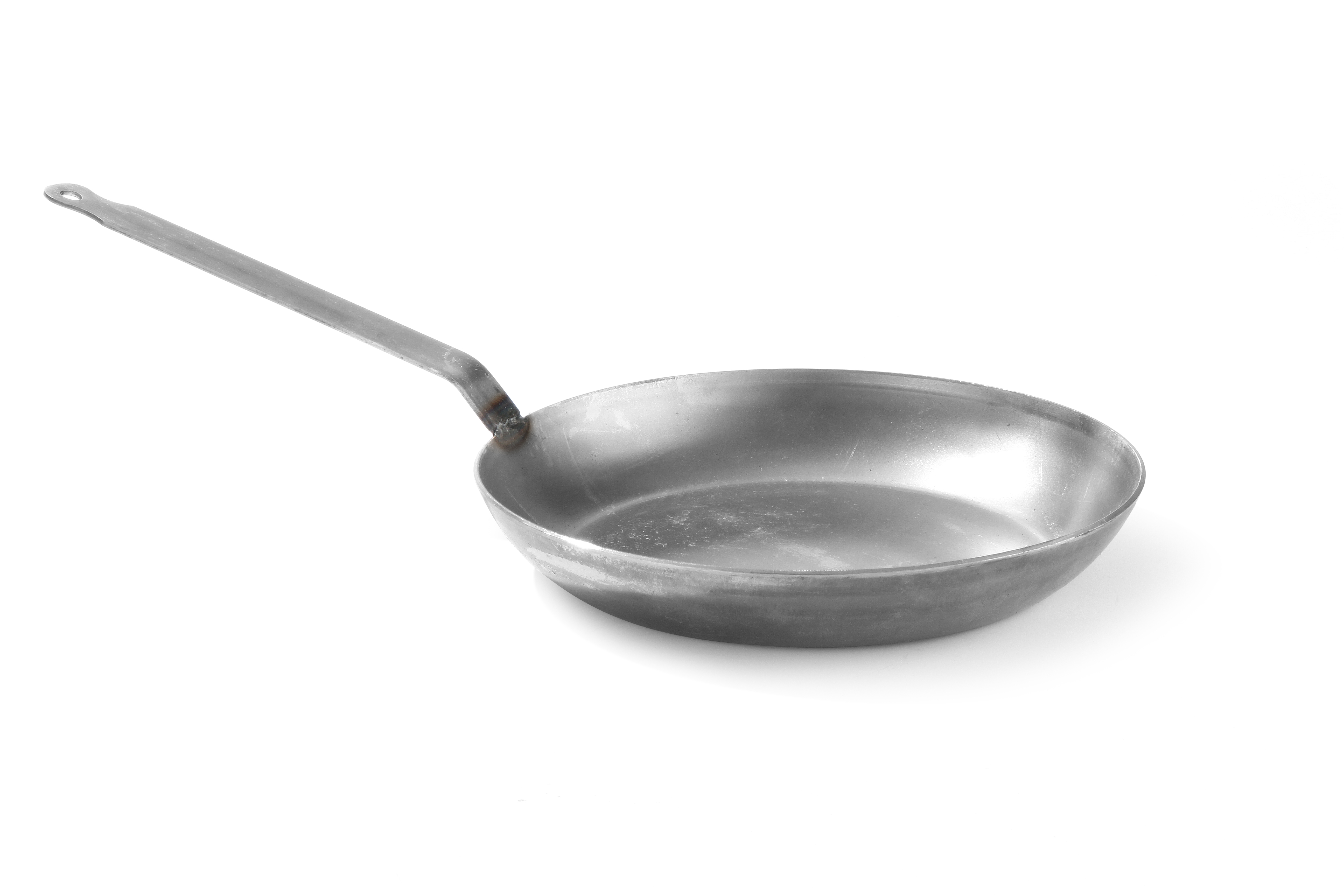 Una padella di metallo con un lungo manico, su sfondo bianco.