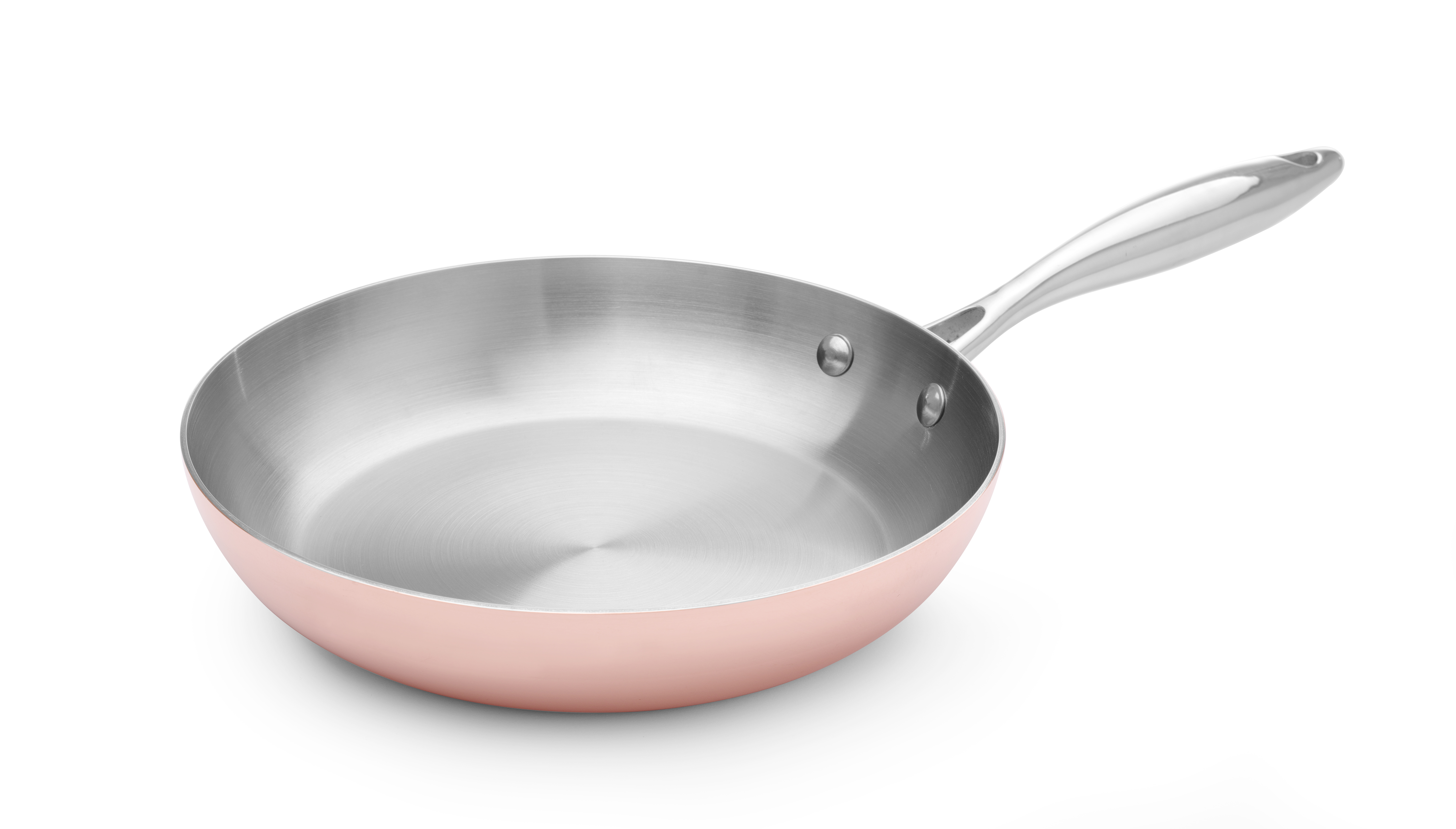 Una padella rosa con manico argentato, isolata su bianco.
