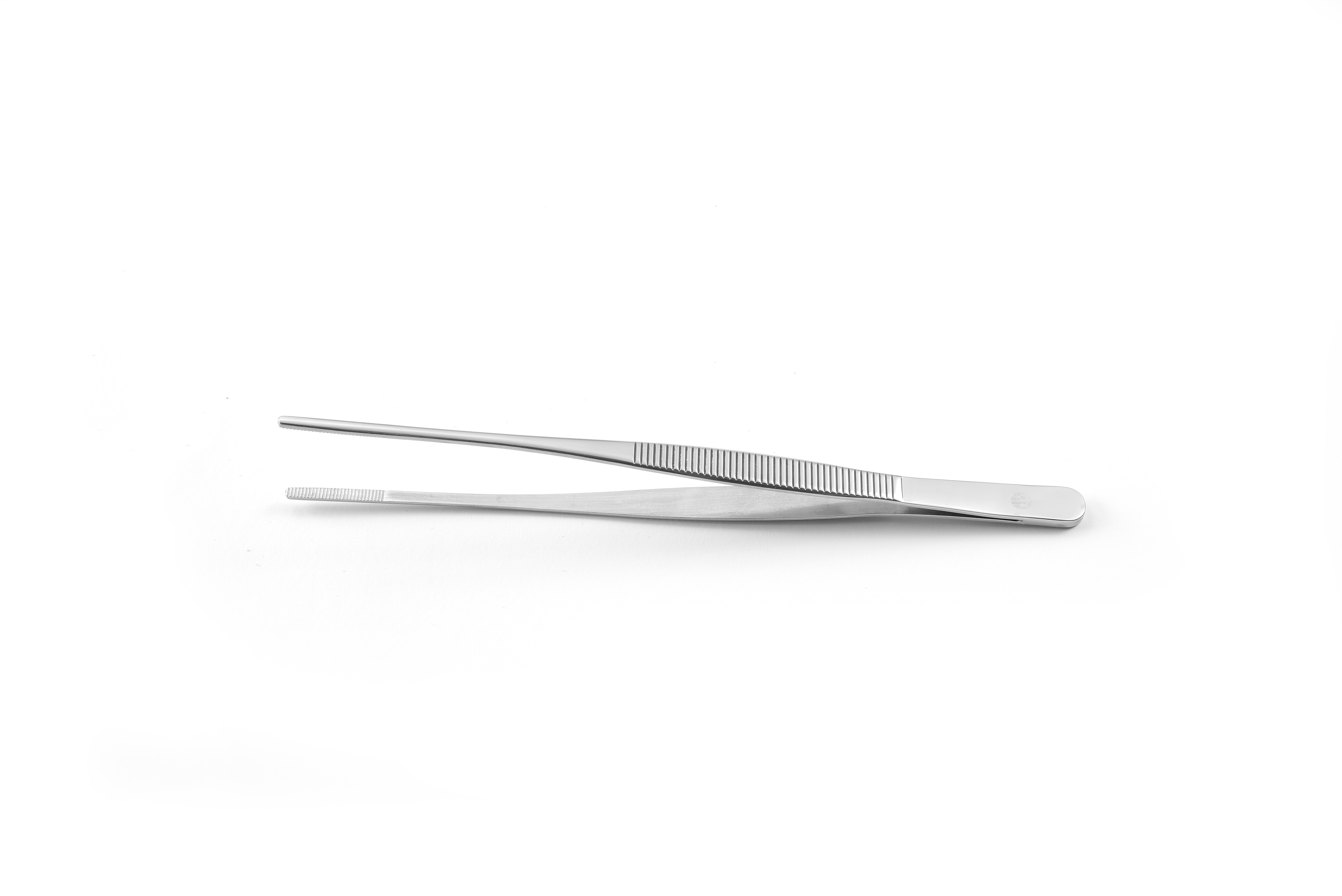 Pinzetta in acciaio inox su sfondo bianco. Punte angolate, manico zigrinato.