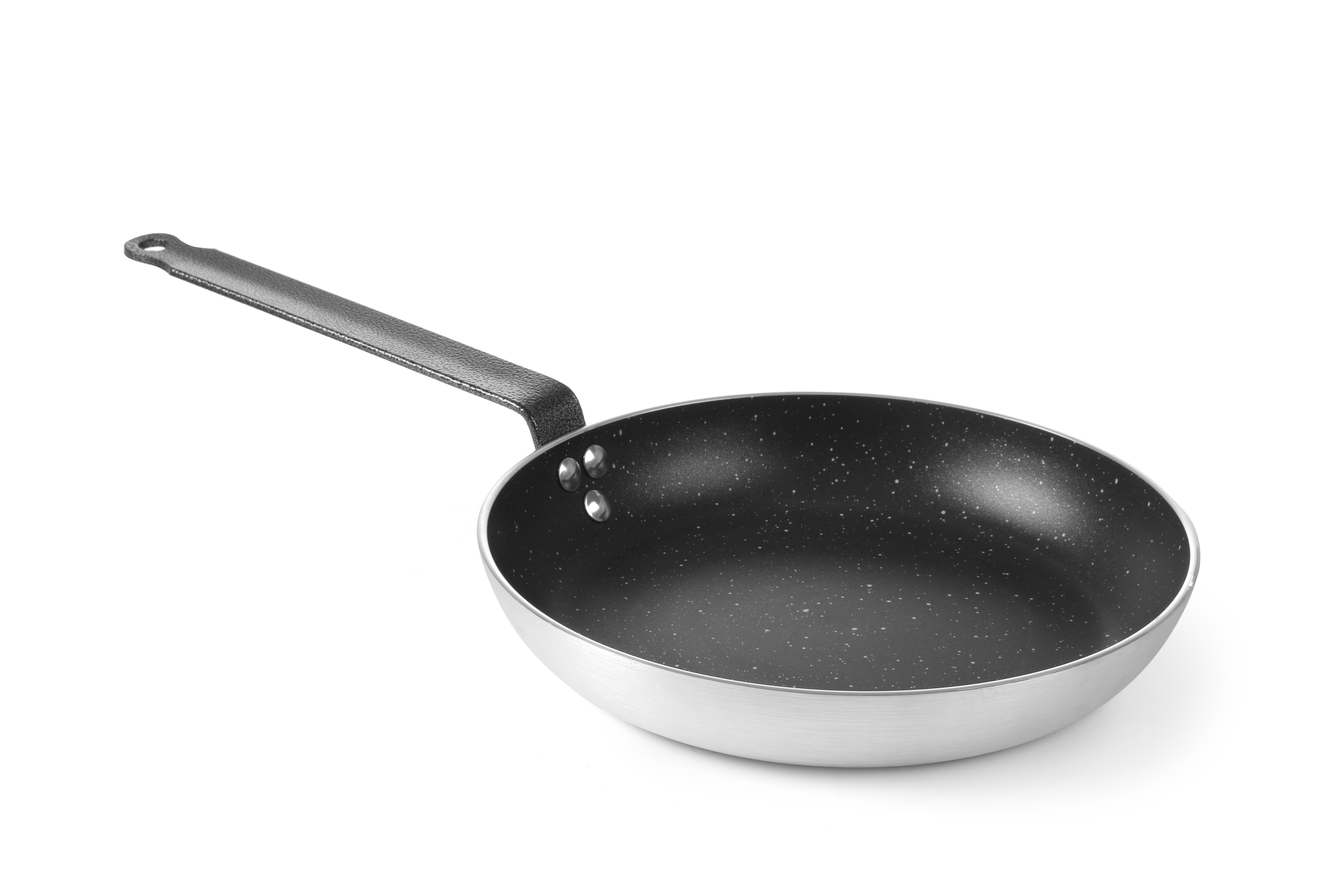 Una padella con interno nero maculato e un lungo manico nero. È su sfondo bianco.