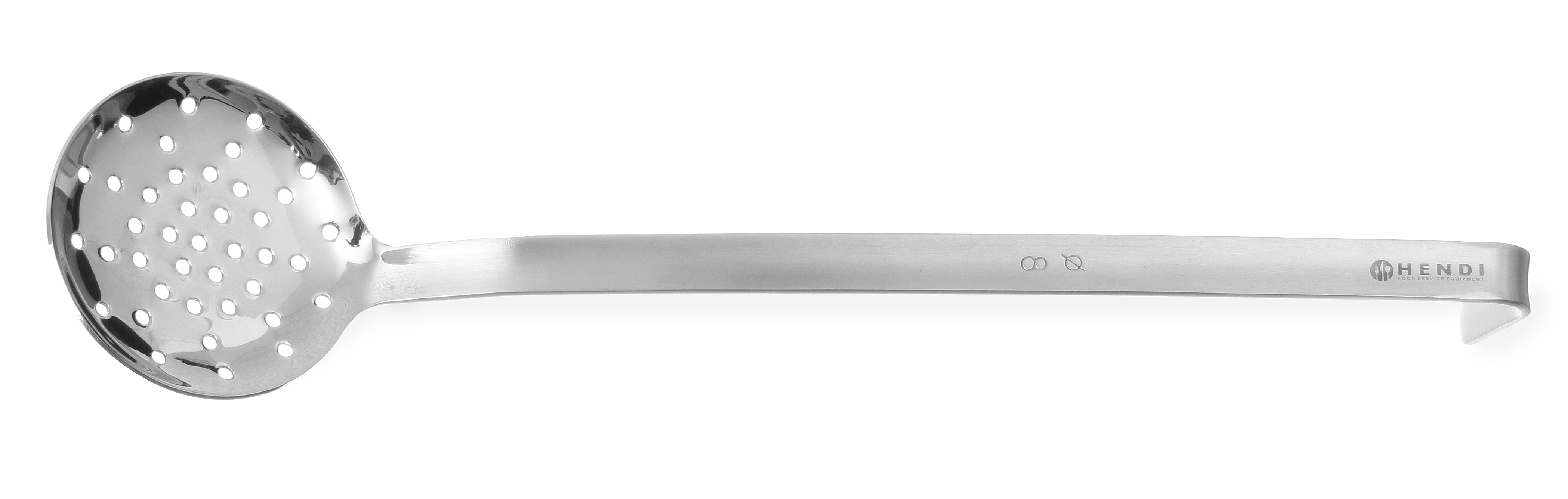 Schiumarola in acciaio inox con manico lungo, isolata su bianco.