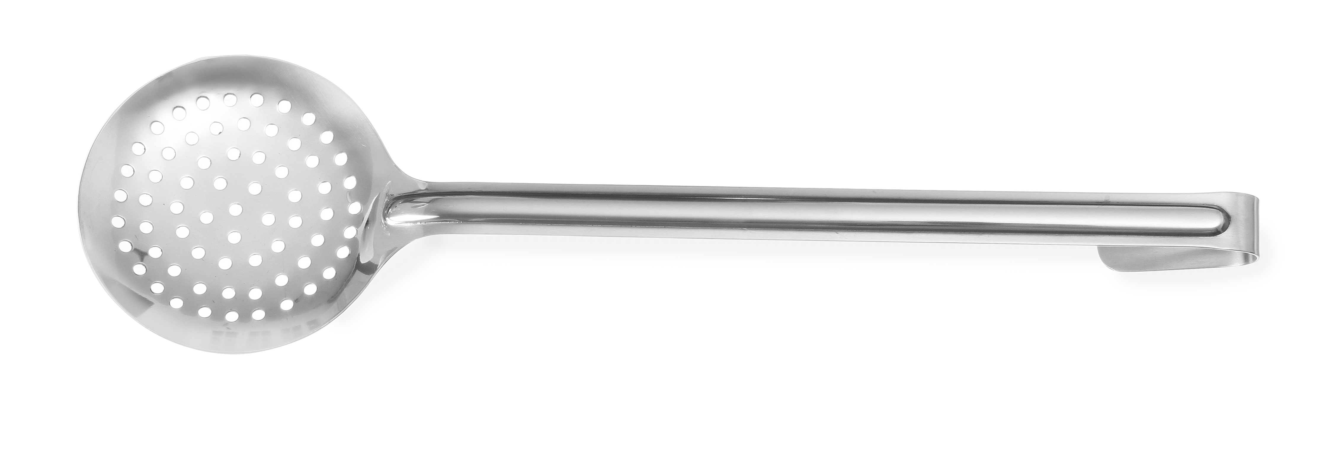 Un cucchiaio forato in acciaio inox con un lungo manico. Sfondo bianco.