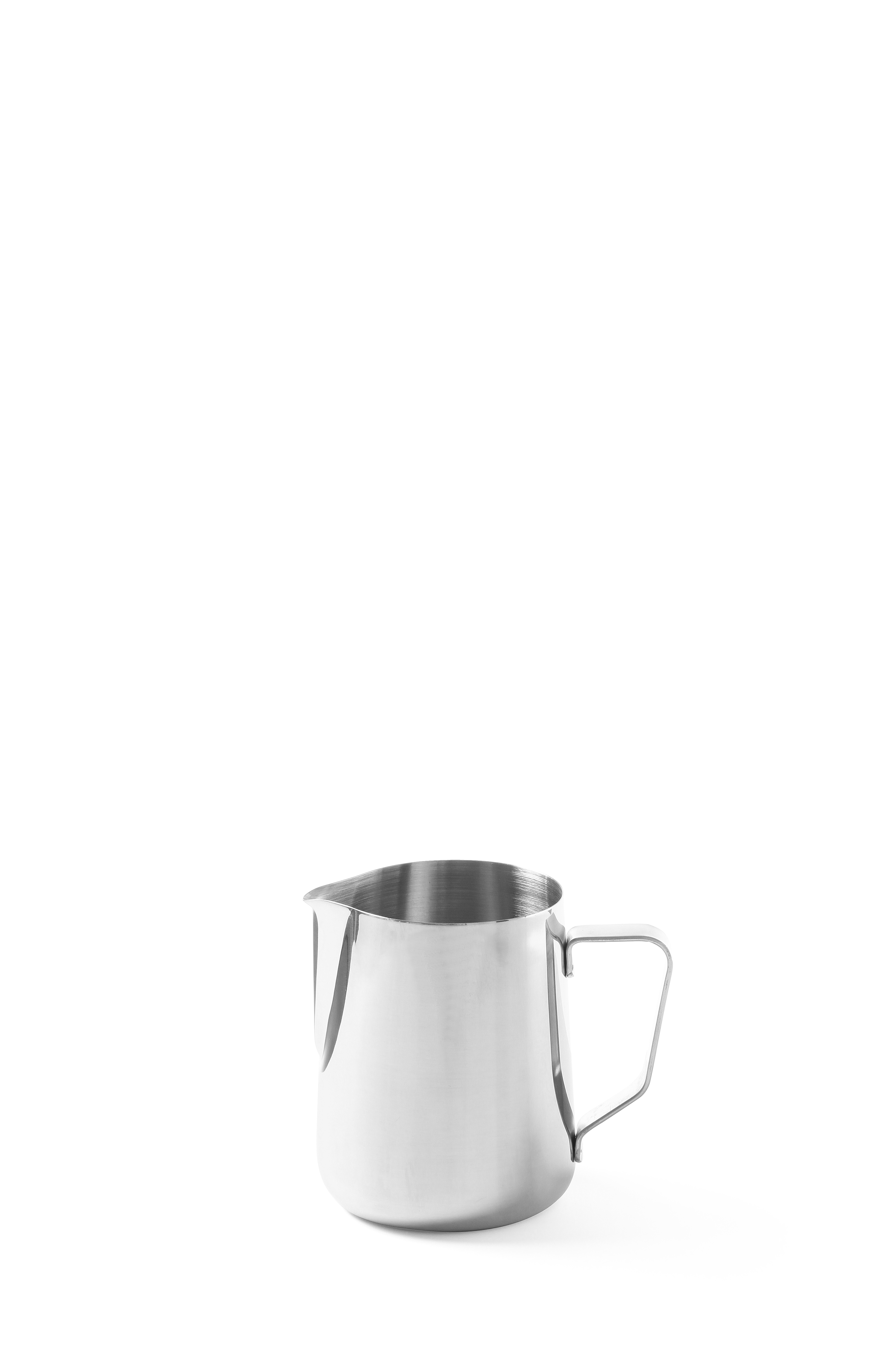 Bicchiere per montare il latte in acciaio inox con manico su bianco. Superficie lucida.
