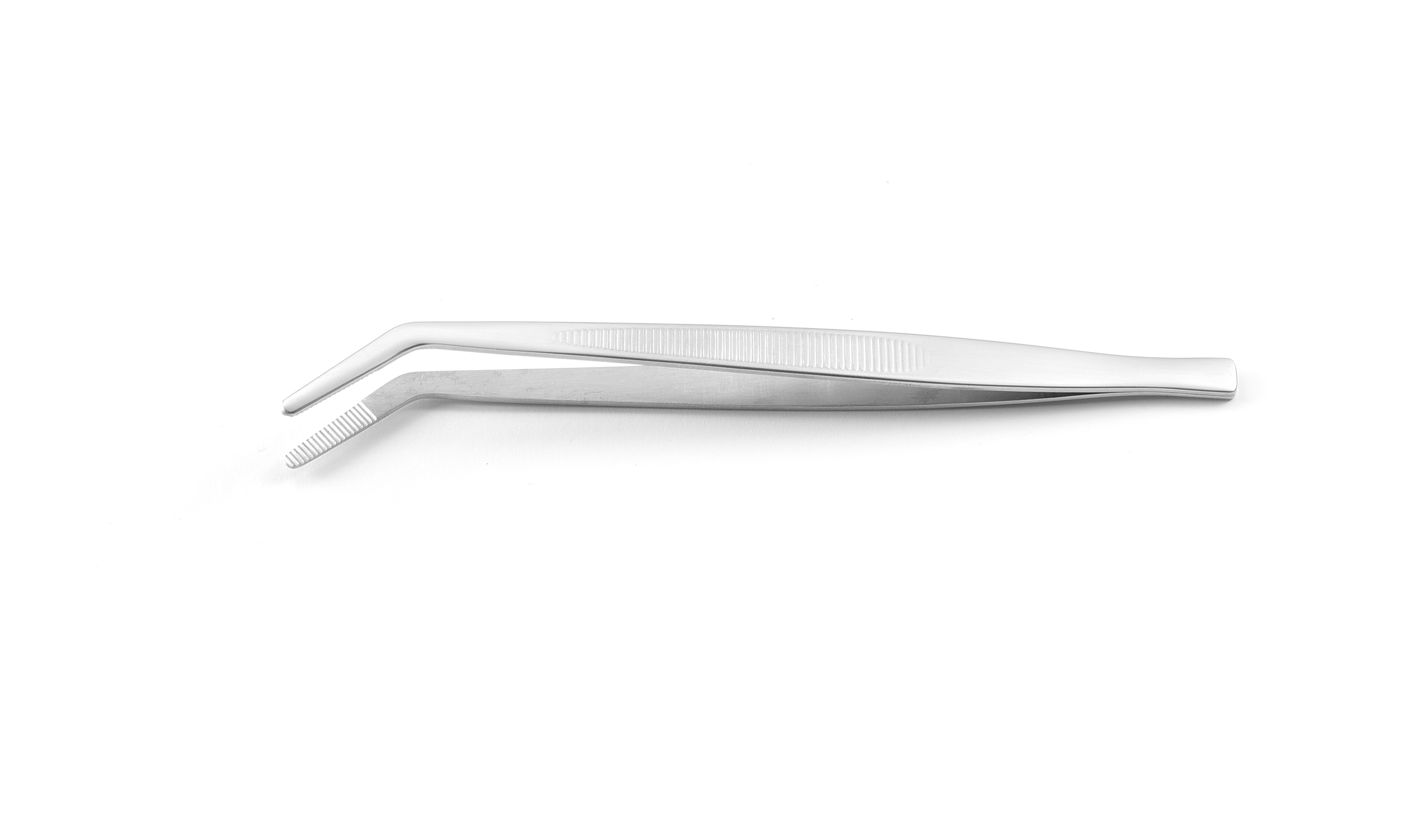 Pinzette argentate con punte curve, isolate su sfondo bianco.