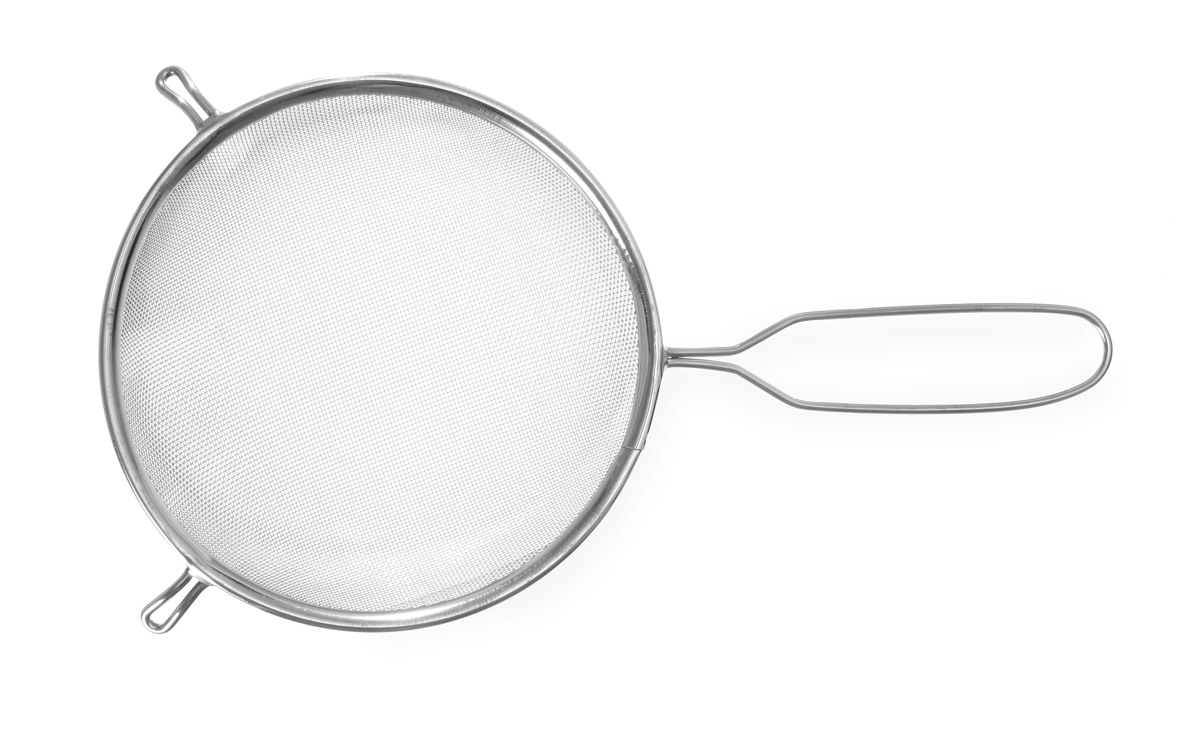 Colino a rete argentato con manico su sfondo bianco.