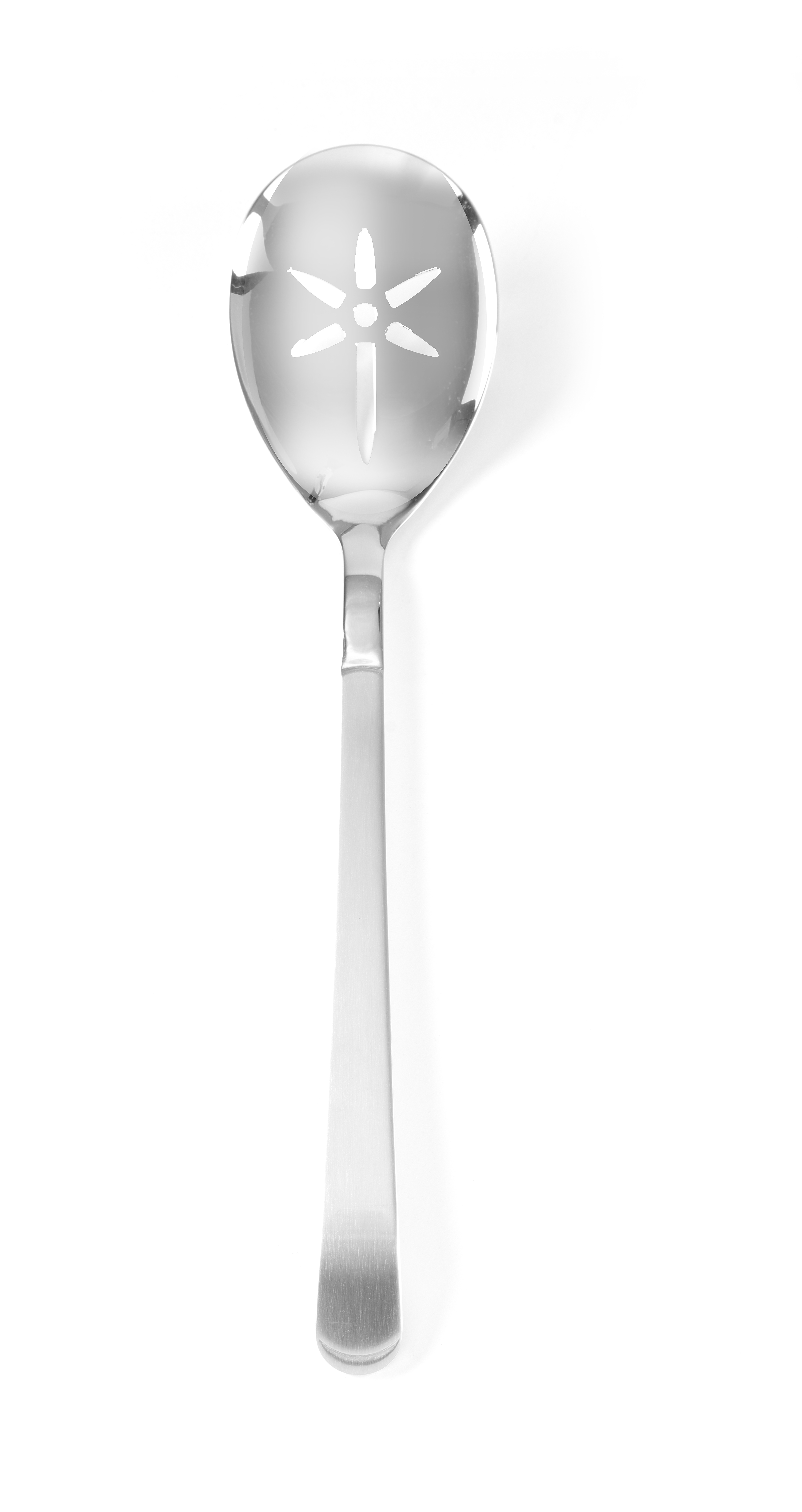 Un cucchiaio forato da portata con un motivo a fori a forma di fiore. Sfondo bianco.