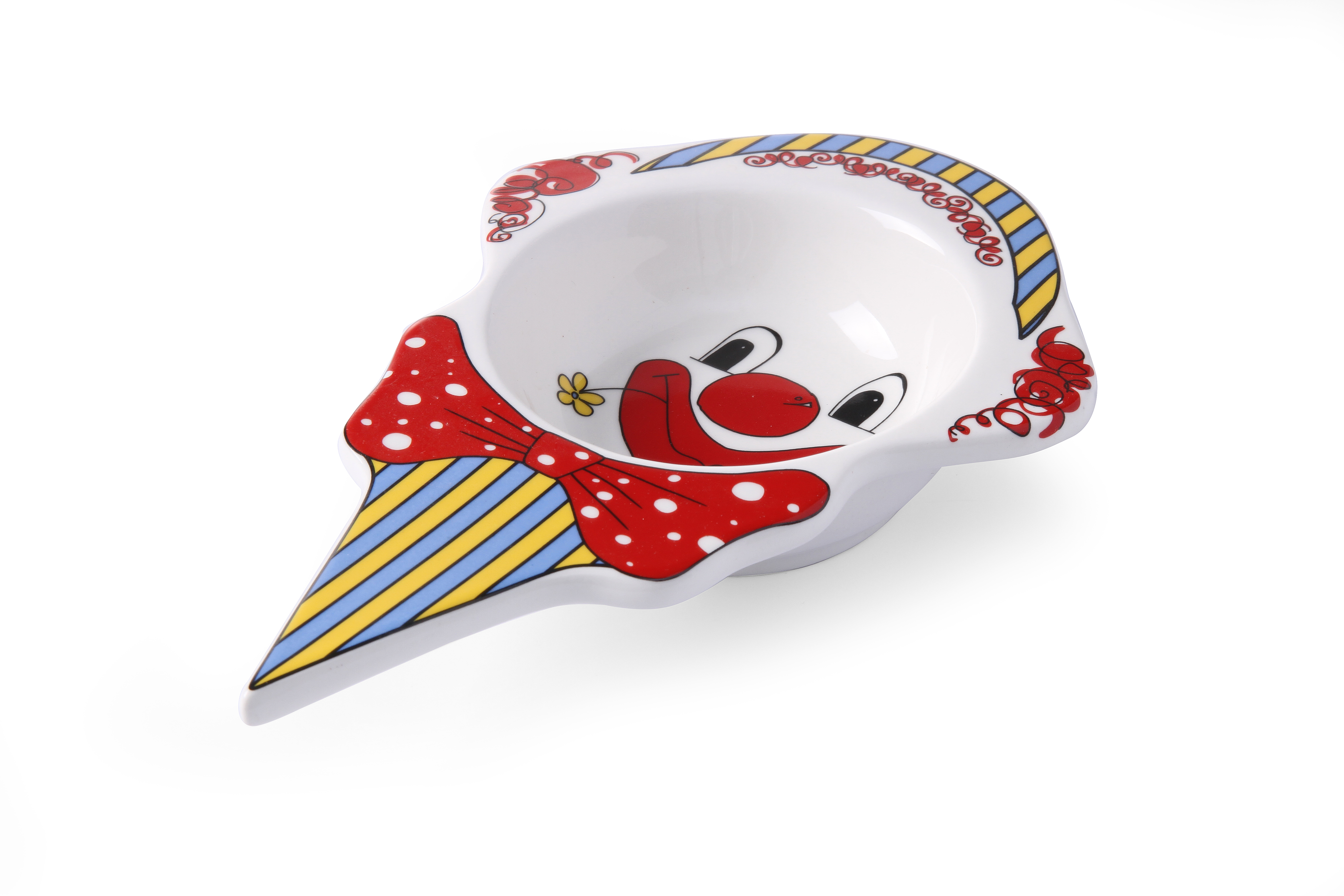 Piatto a forma di clown con design facciale, fiocco e cappello rossi, su bianco.